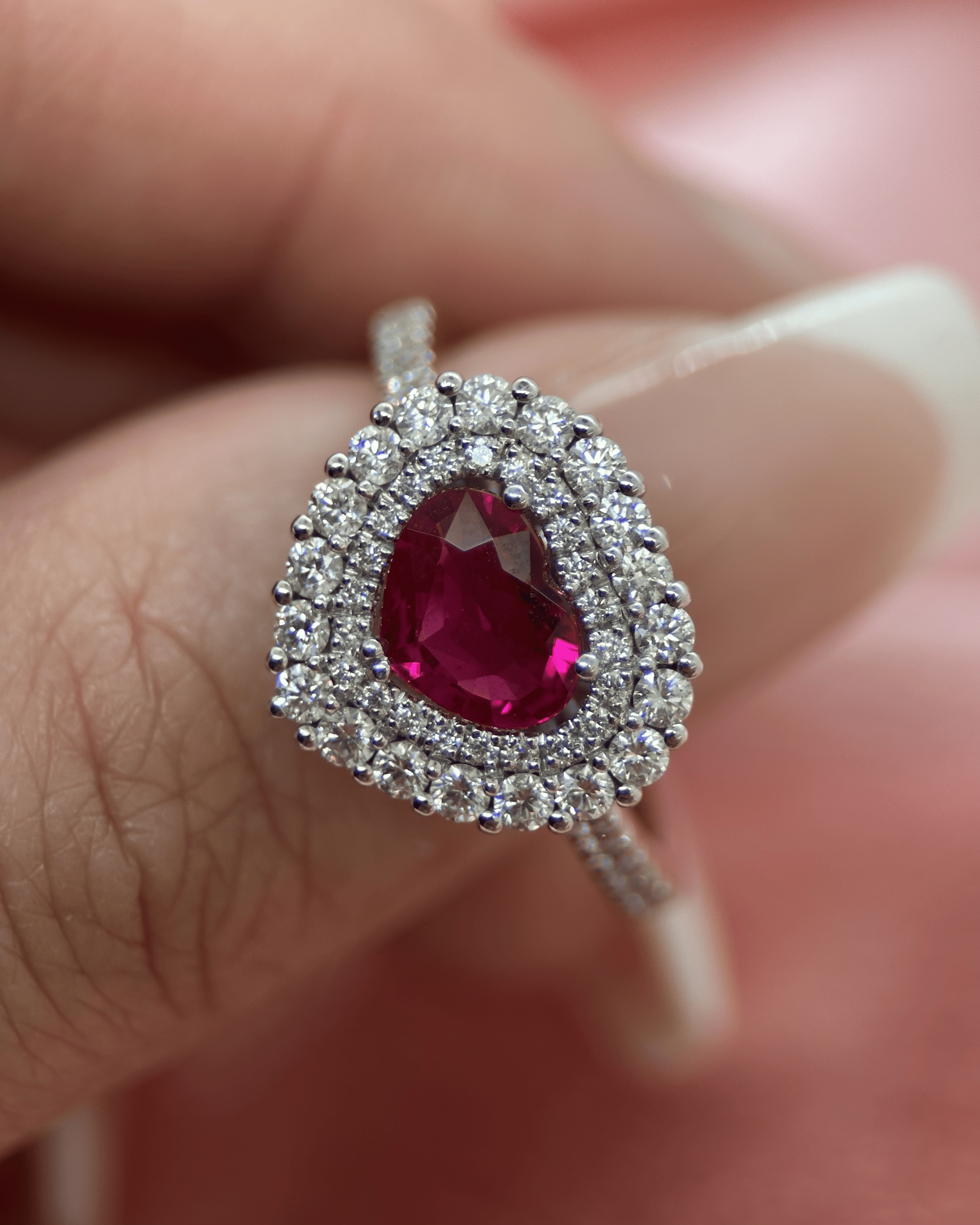 Färgstensring med Hjärtformad Burmesisk Rubin & Briljanter i 18K Vitguld – 1,00 ct