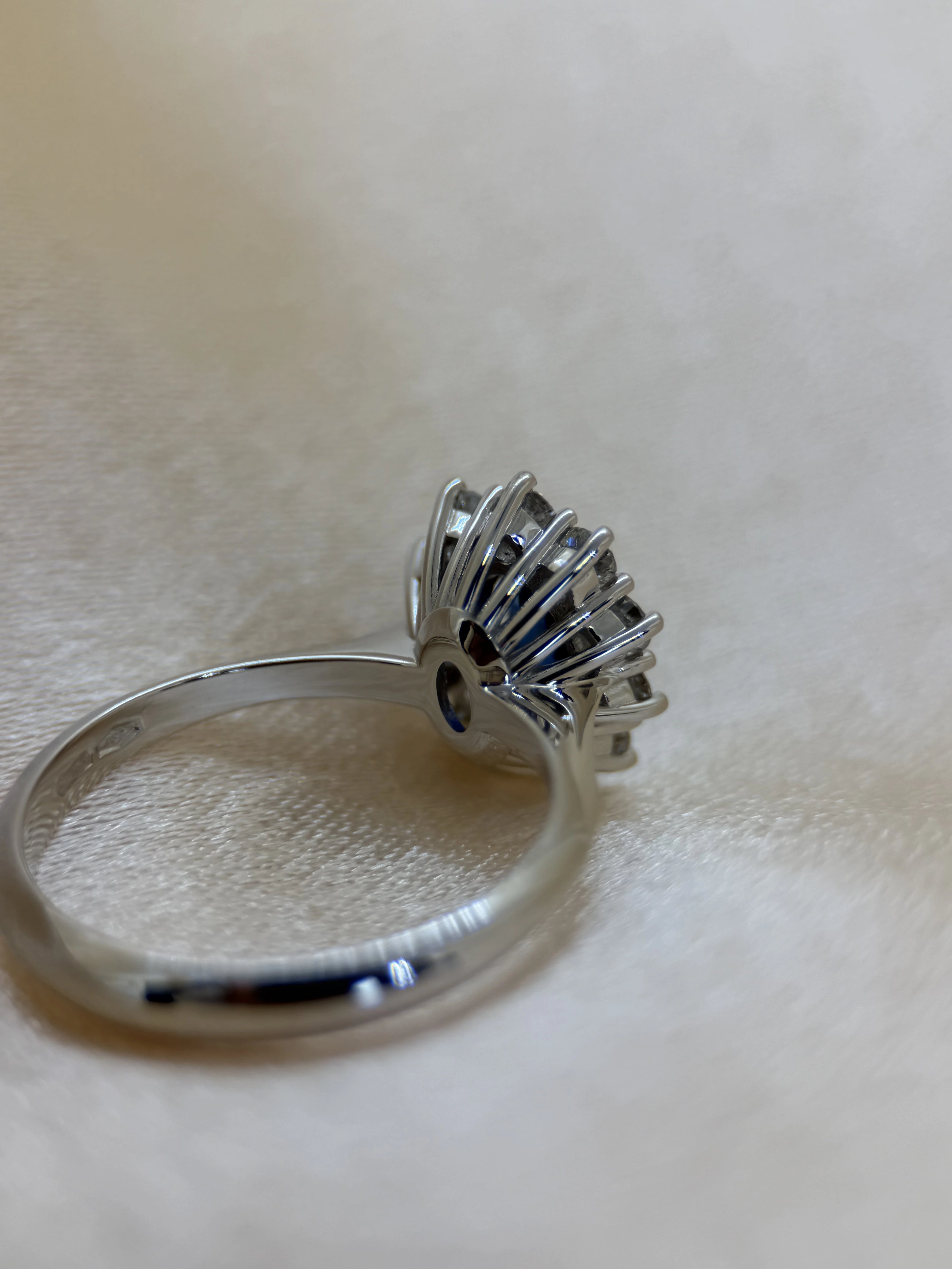 Färgstensring med Blå Safir & Briljanter i 18K Vitguld – 0,84 ct