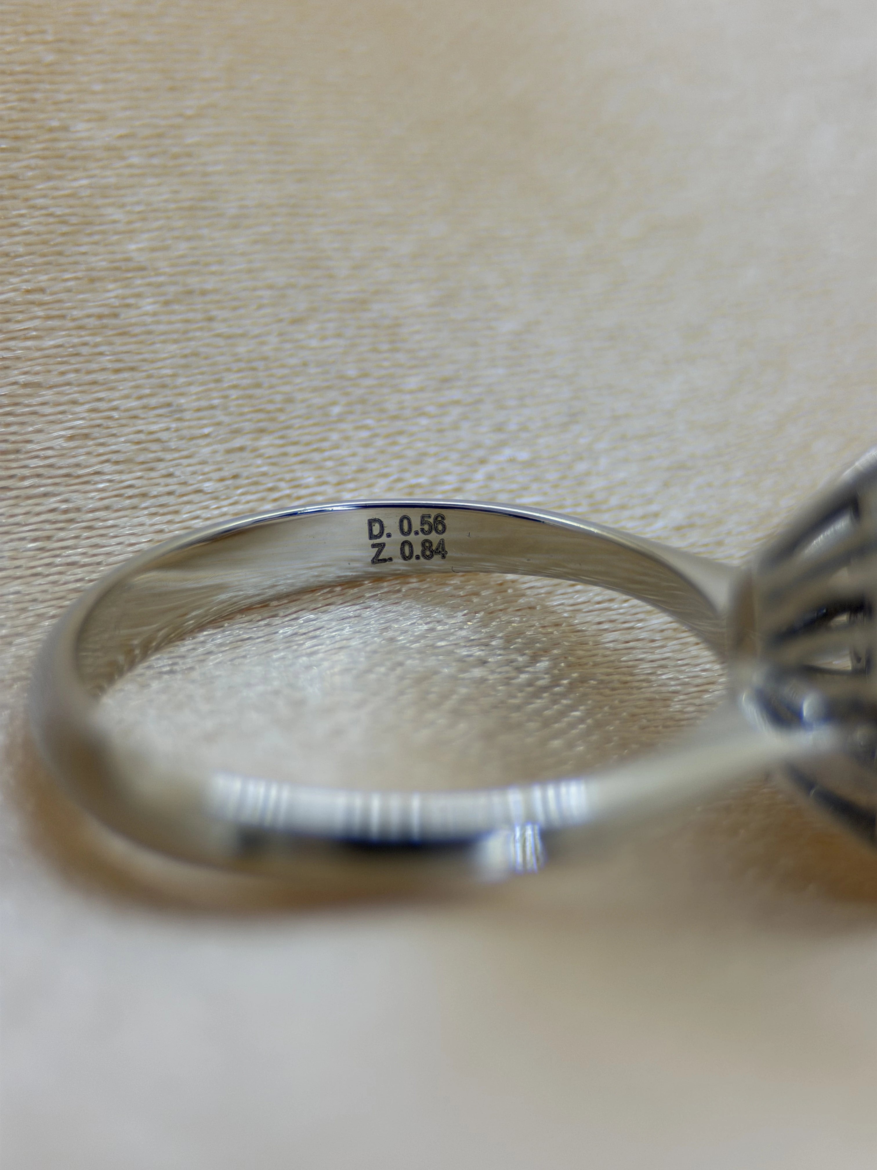 Färgstensring med Blå Safir & Briljanter i 18K Vitguld – 0,84 ct