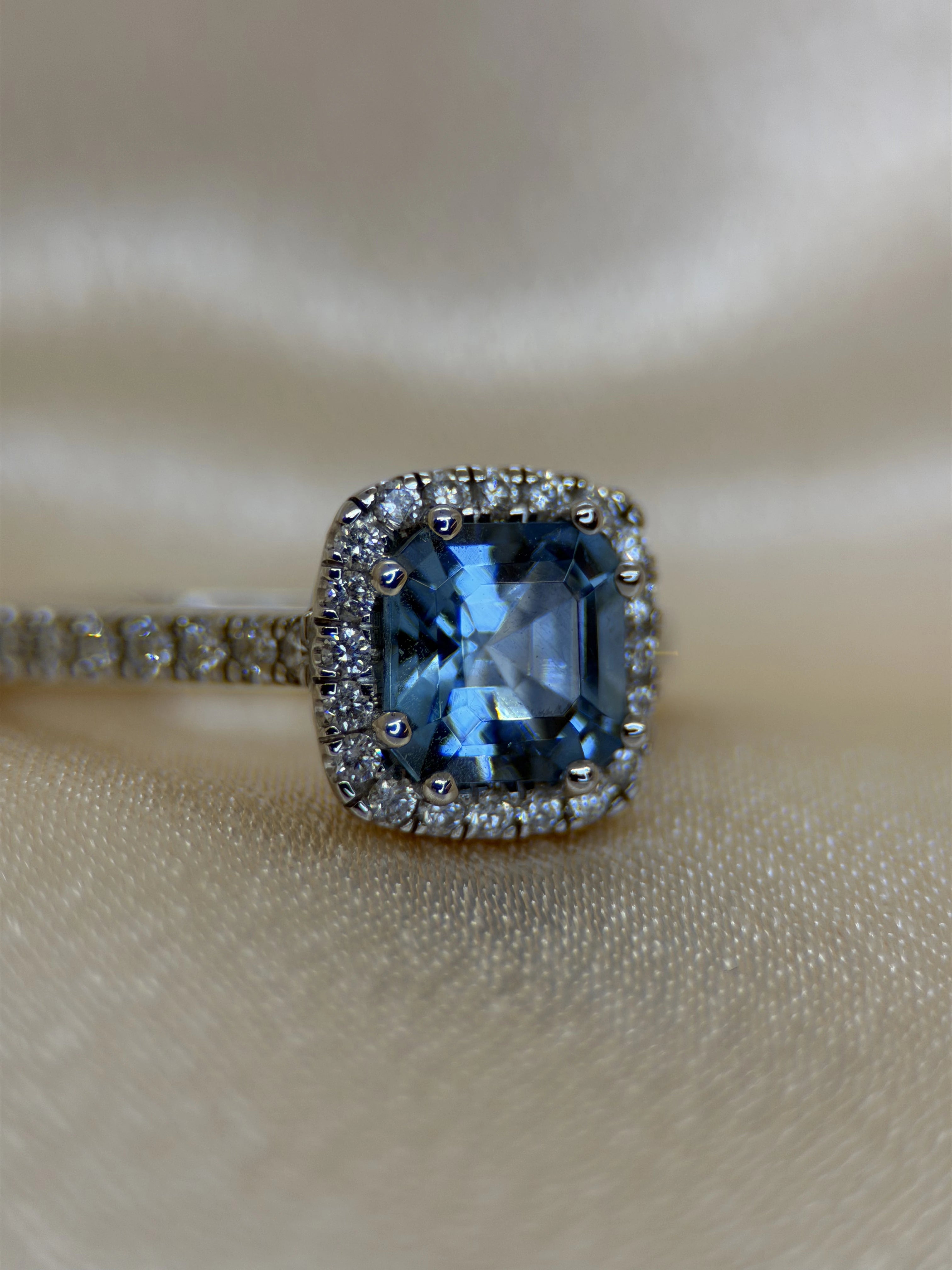 Cushion-Cut Aquamarine & Diamond Halo Ring in 18K White Gold – 1.38 ct