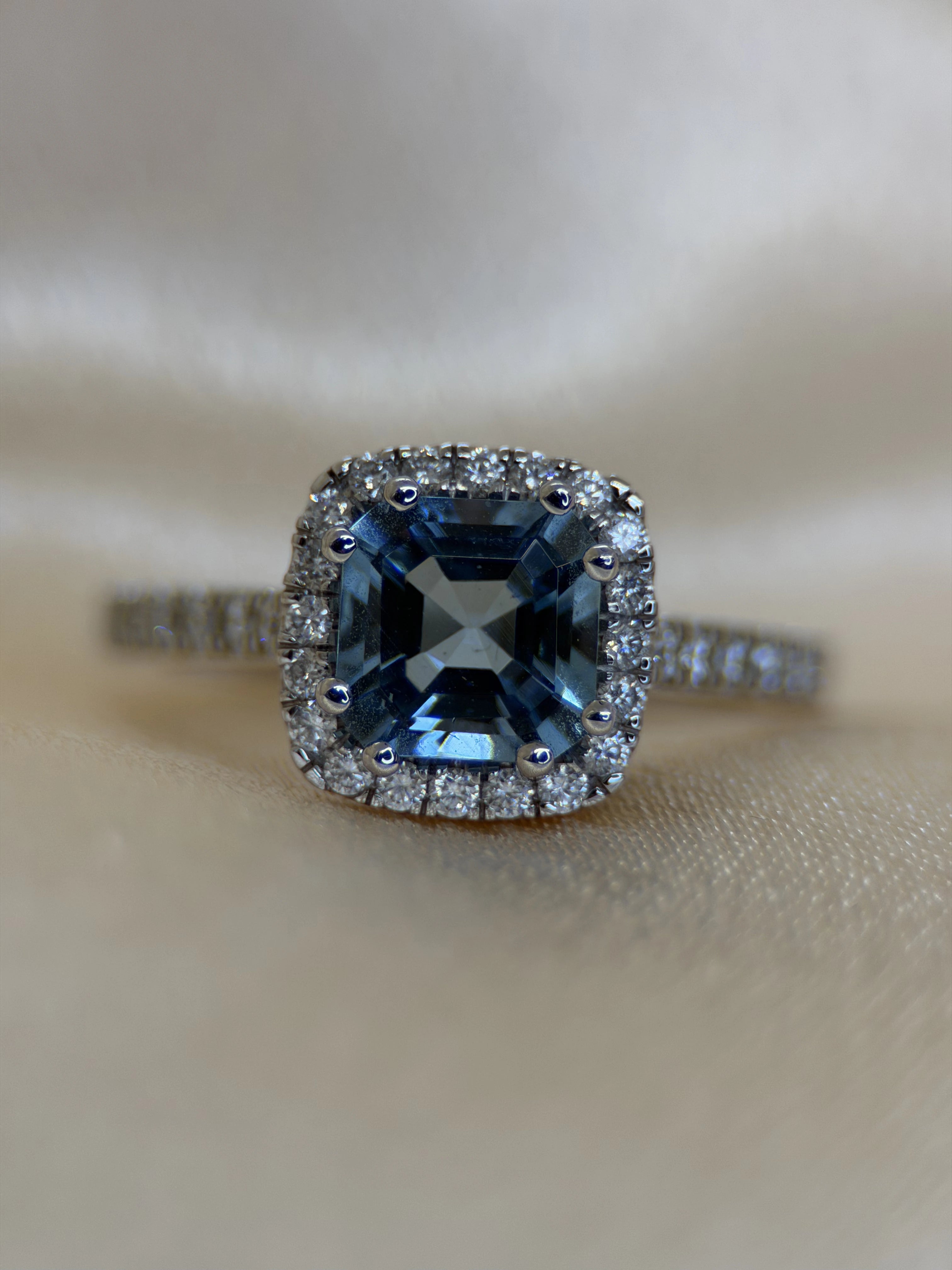 Cushion-Cut Aquamarine & Diamond Halo Ring in 18K White Gold – 1.38 ct
