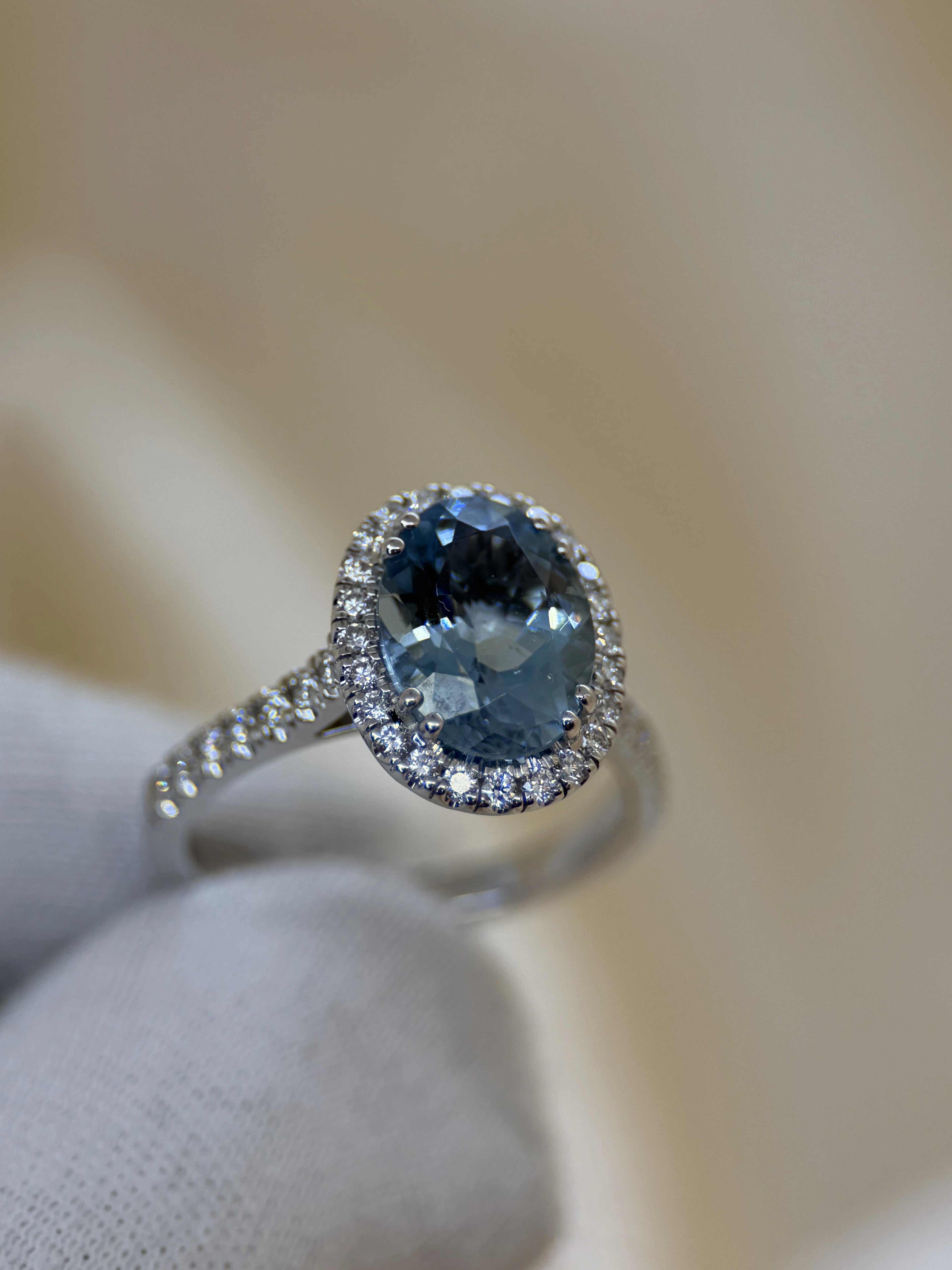Färgstensring med Oval Akvamarin & Briljanter i 18K Vitguld – 2,70 ct