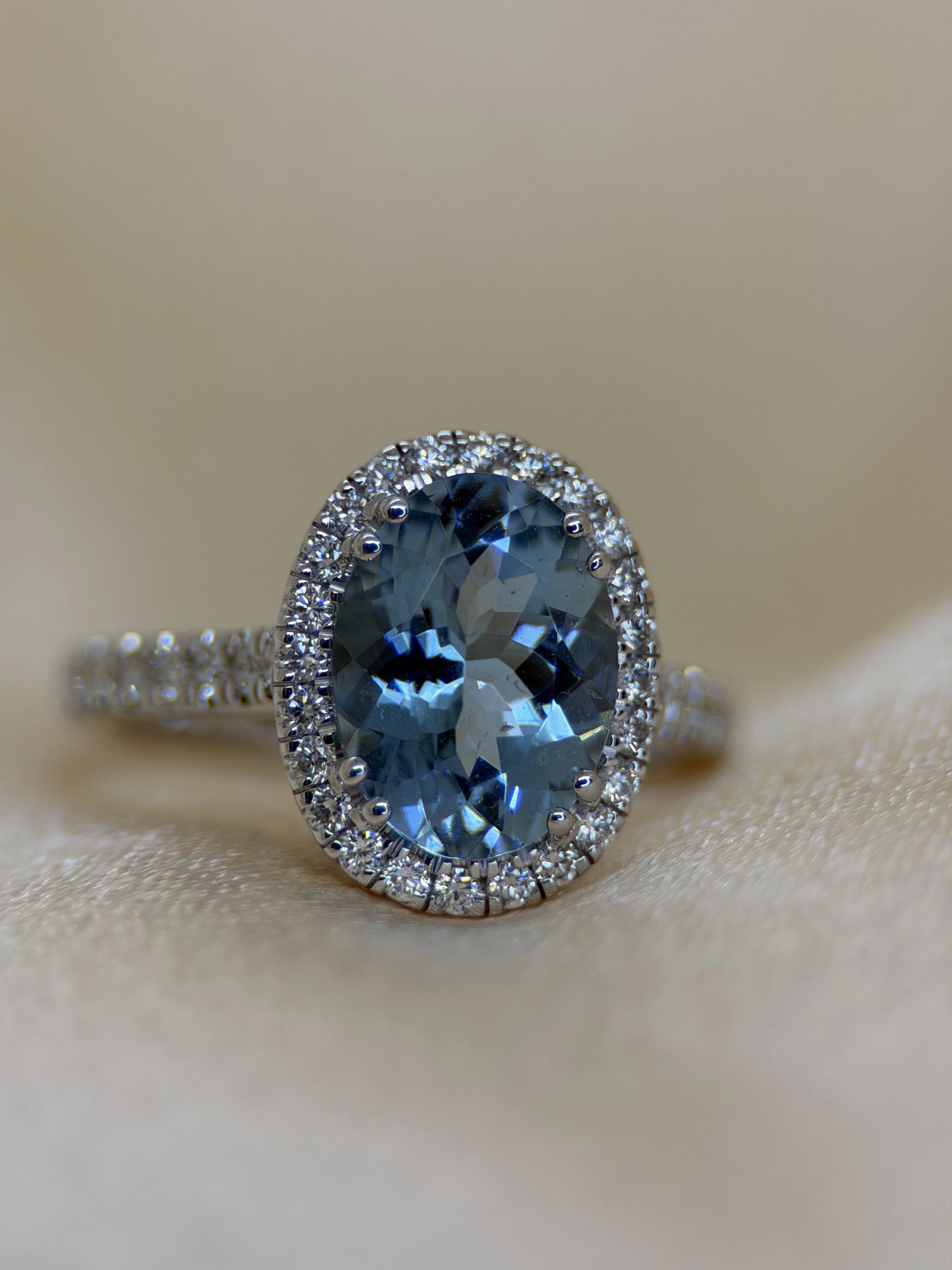 Färgstensring med Oval Akvamarin & Briljanter i 18K Vitguld – 2,70 ct