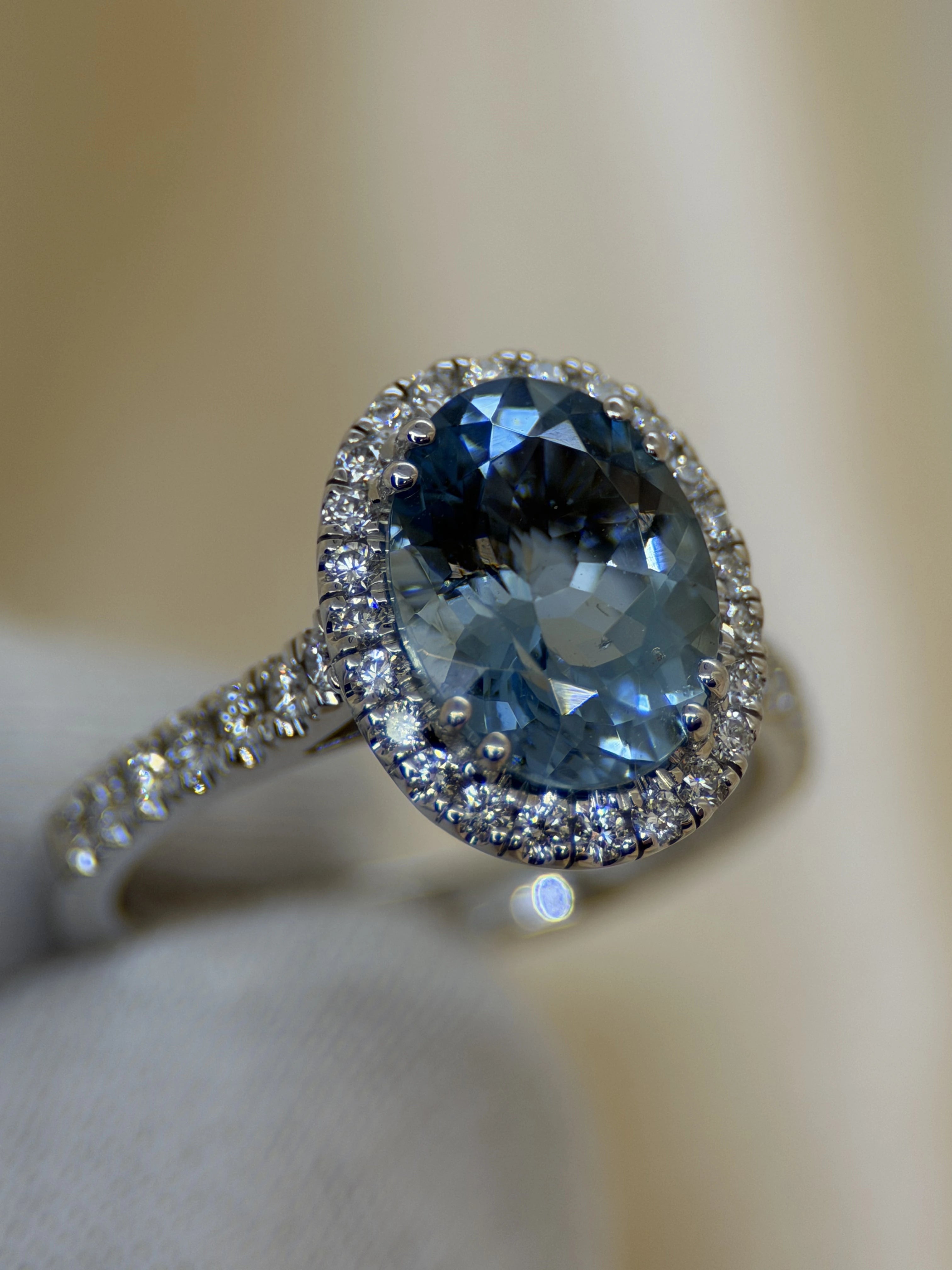 Färgstensring med Oval Akvamarin & Briljanter i 18K Vitguld – 2,70 ct