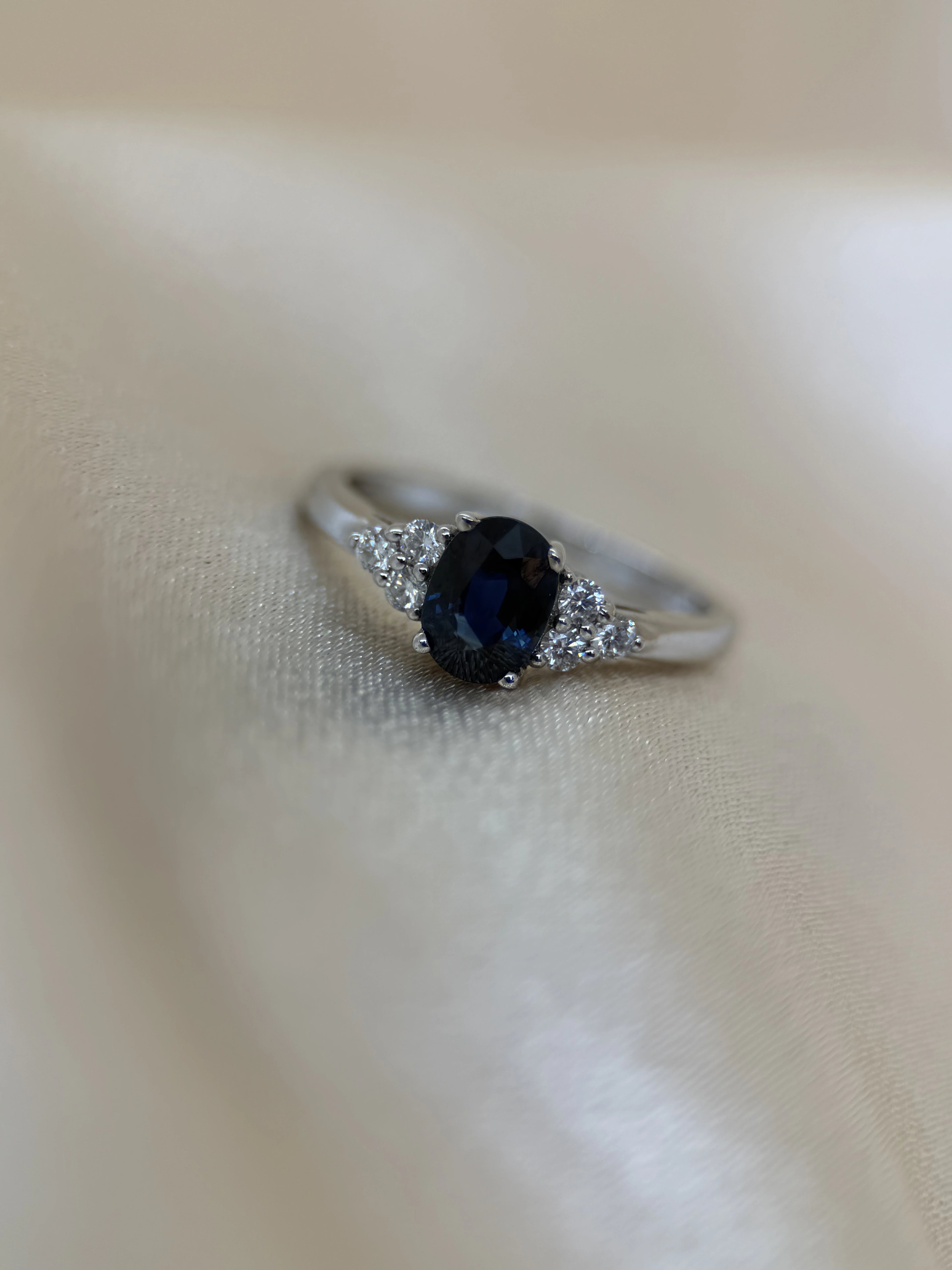 Färgstensring med Oval Blå Safir & Briljanter i 18K Vitguld – 5 x 7 mm