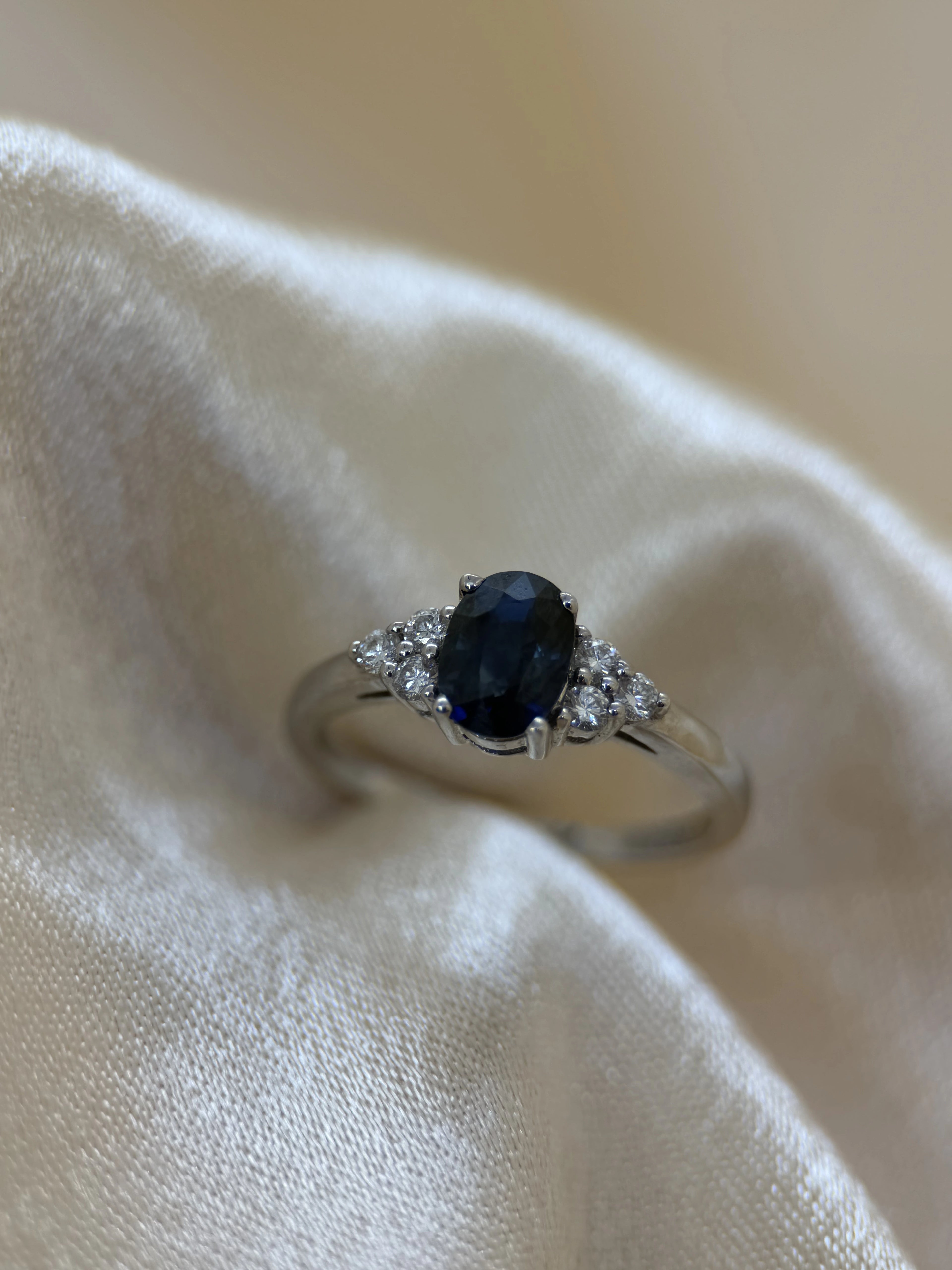 Färgstensring med Oval Blå Safir & Briljanter i 18K Vitguld – 5 x 7 mm