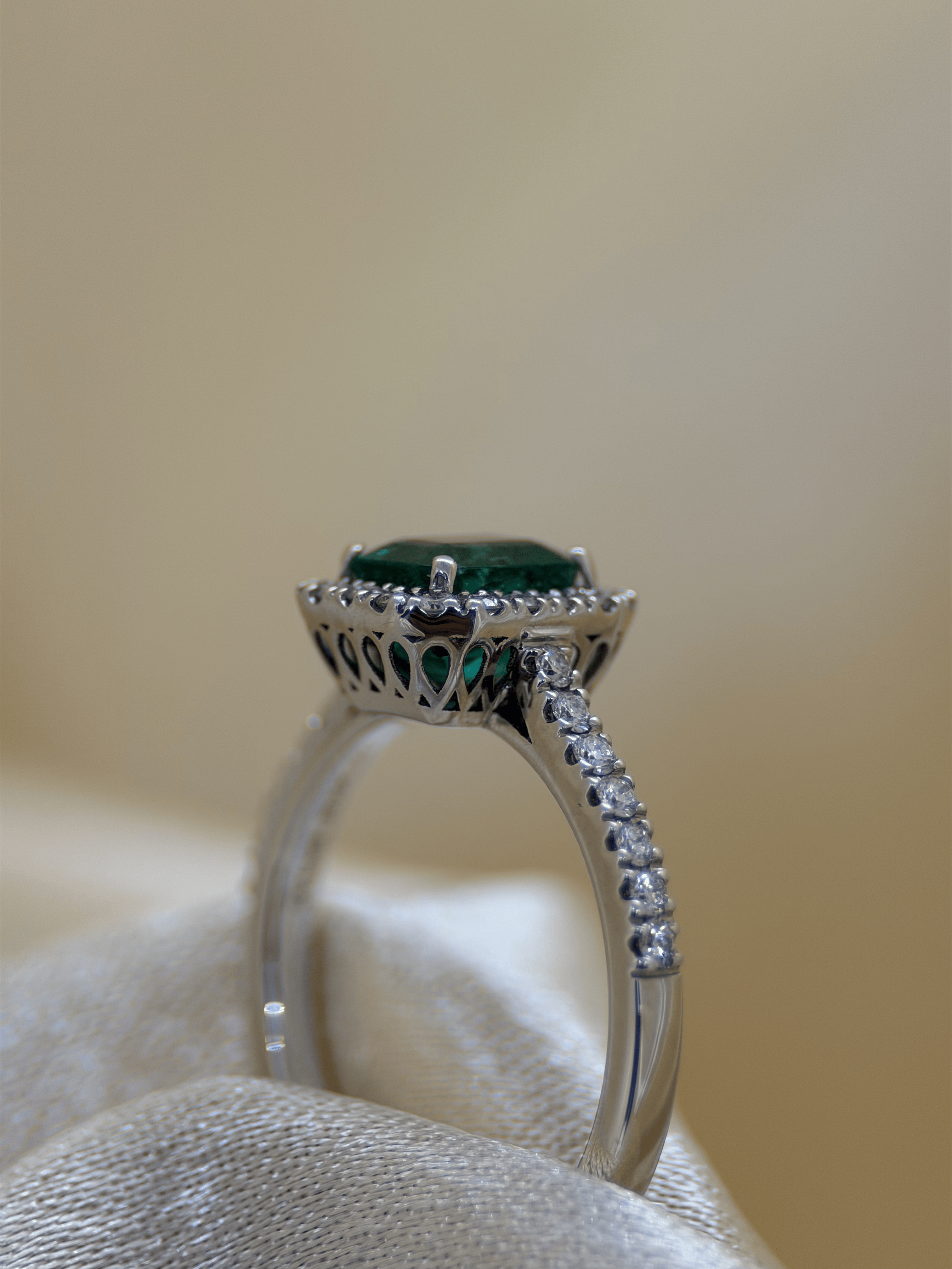 Färgstensring med Smaragd & Briljanter i 18K Vitguld – 1,32 ct