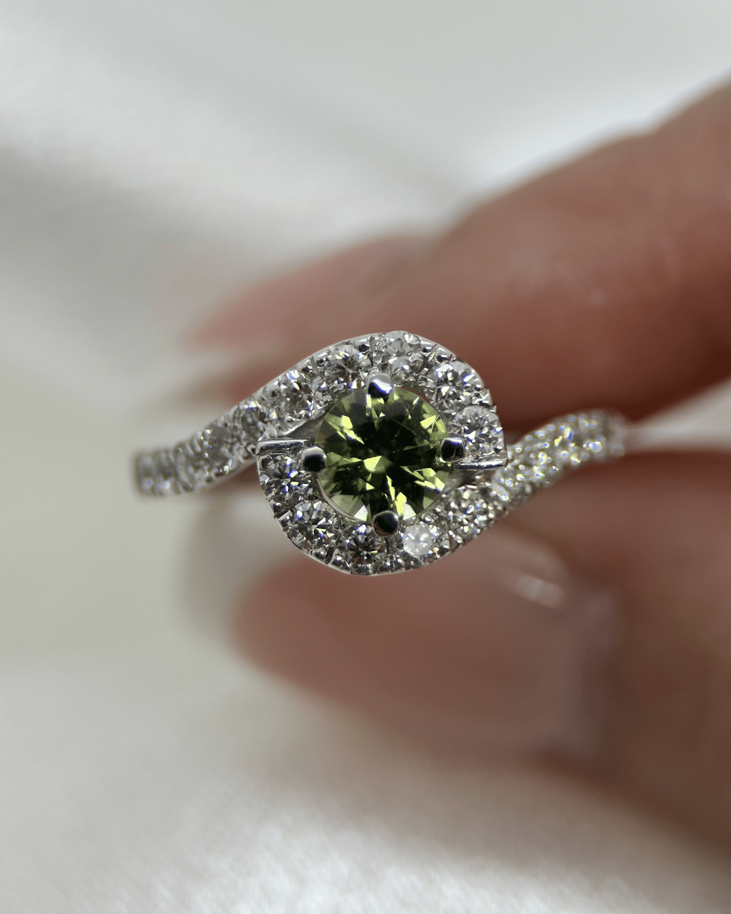 Färgstensring med Grön Turmalin & Briljanter i 18K Vitguld – 0,50 ct