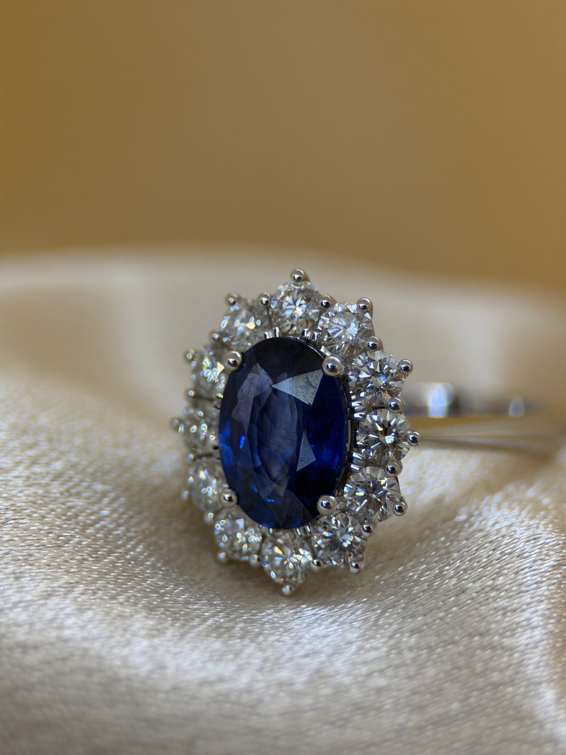 Sapphire &amp; Diamond Halo Ring in 18K White Gold – 2.72 ct