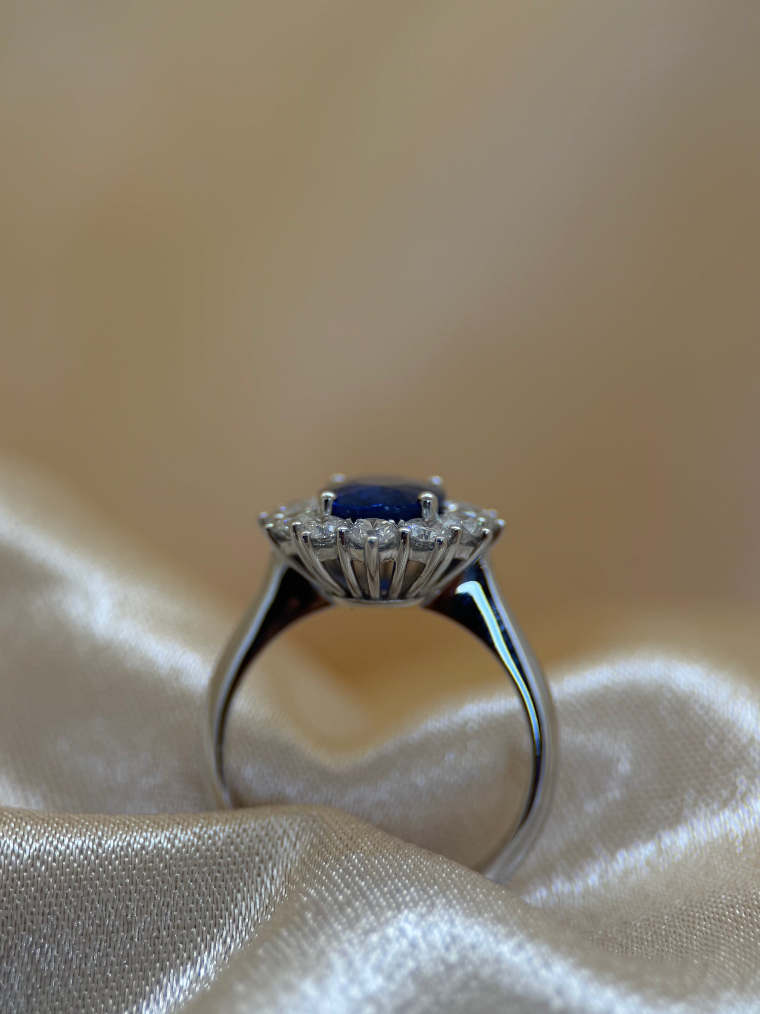 Sapphire &amp; Diamond Halo Ring in 18K White Gold – 2.72 ct