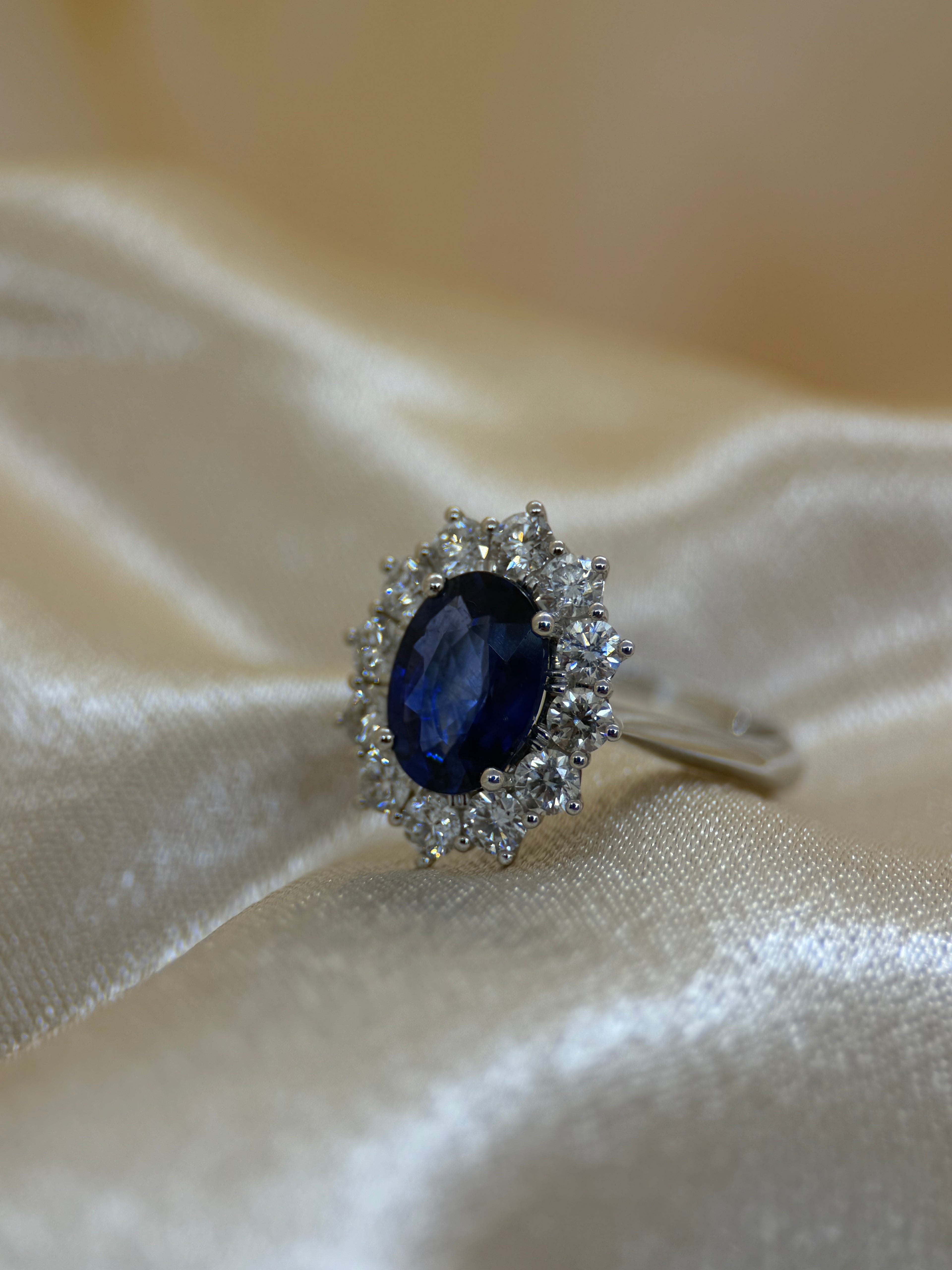 Sapphire &amp; Diamond Halo Ring in 18K White Gold – 2.72 ct