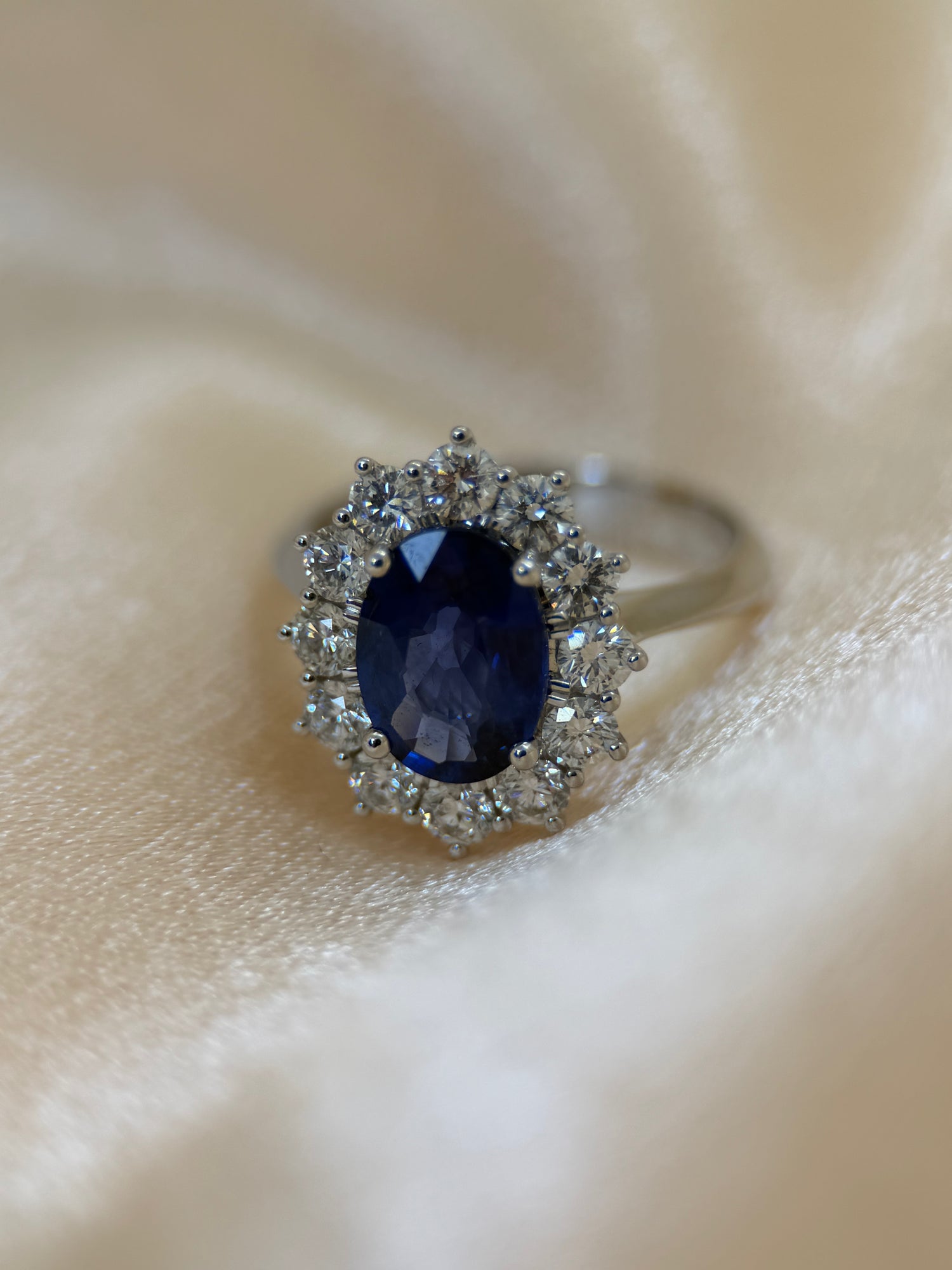 Sapphire &amp; Diamond Halo Ring in 18K White Gold – 2.72 ct