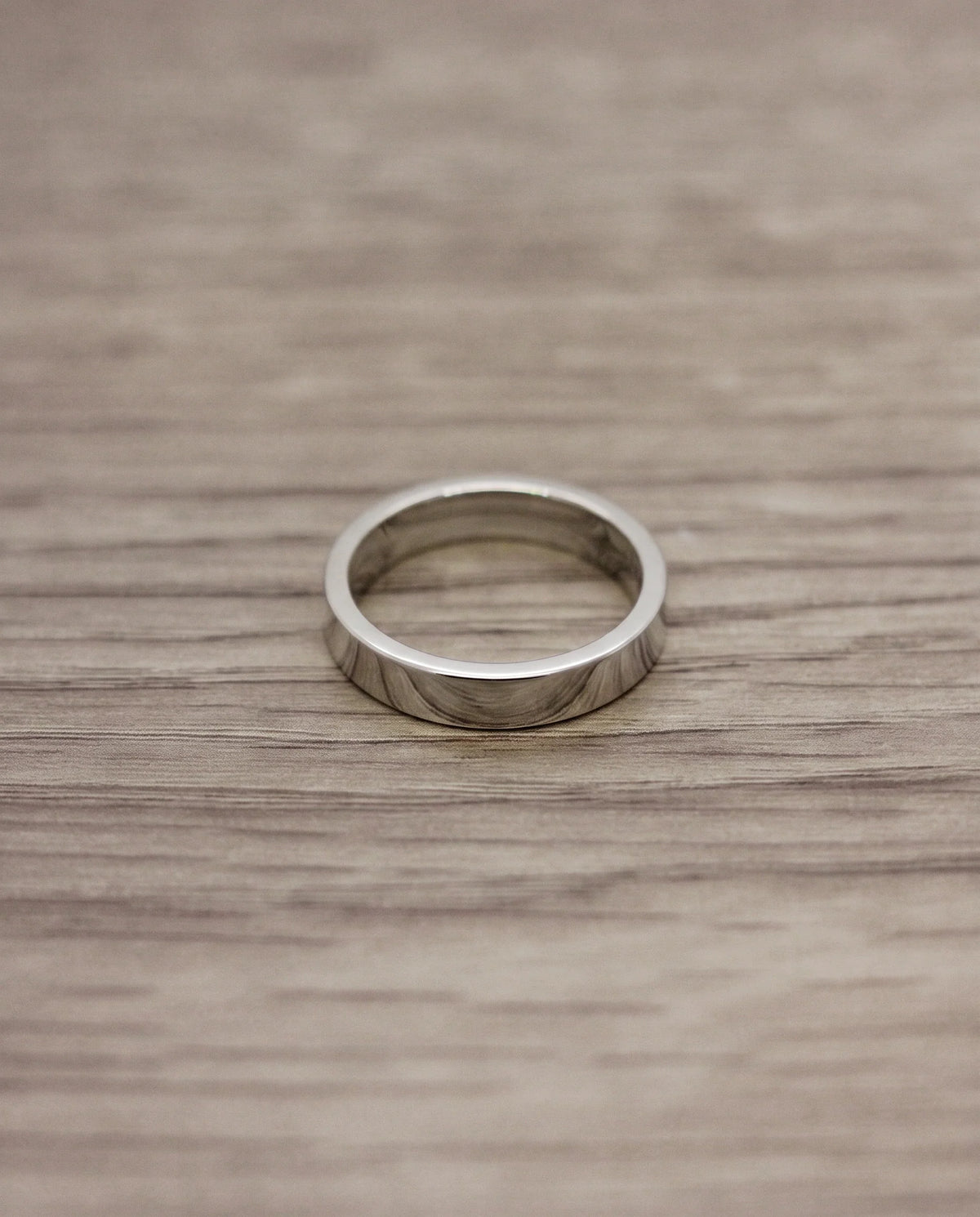 CB Design Sharp slät vigselring 4,0 mm i platina