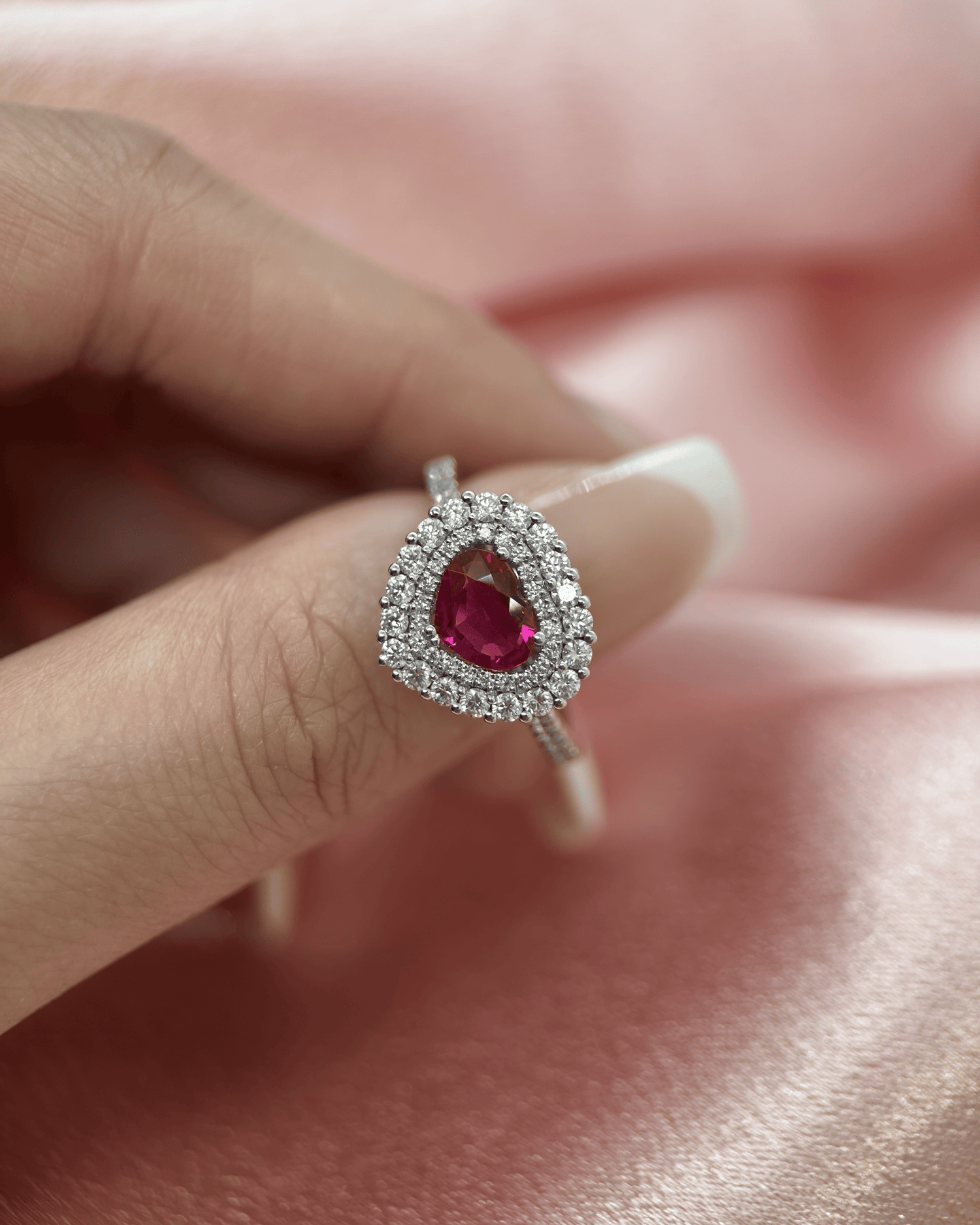 Färgstensring med Hjärtformad Burmesisk Rubin &amp; Briljanter i 18K Vitguld – 1,00 ct