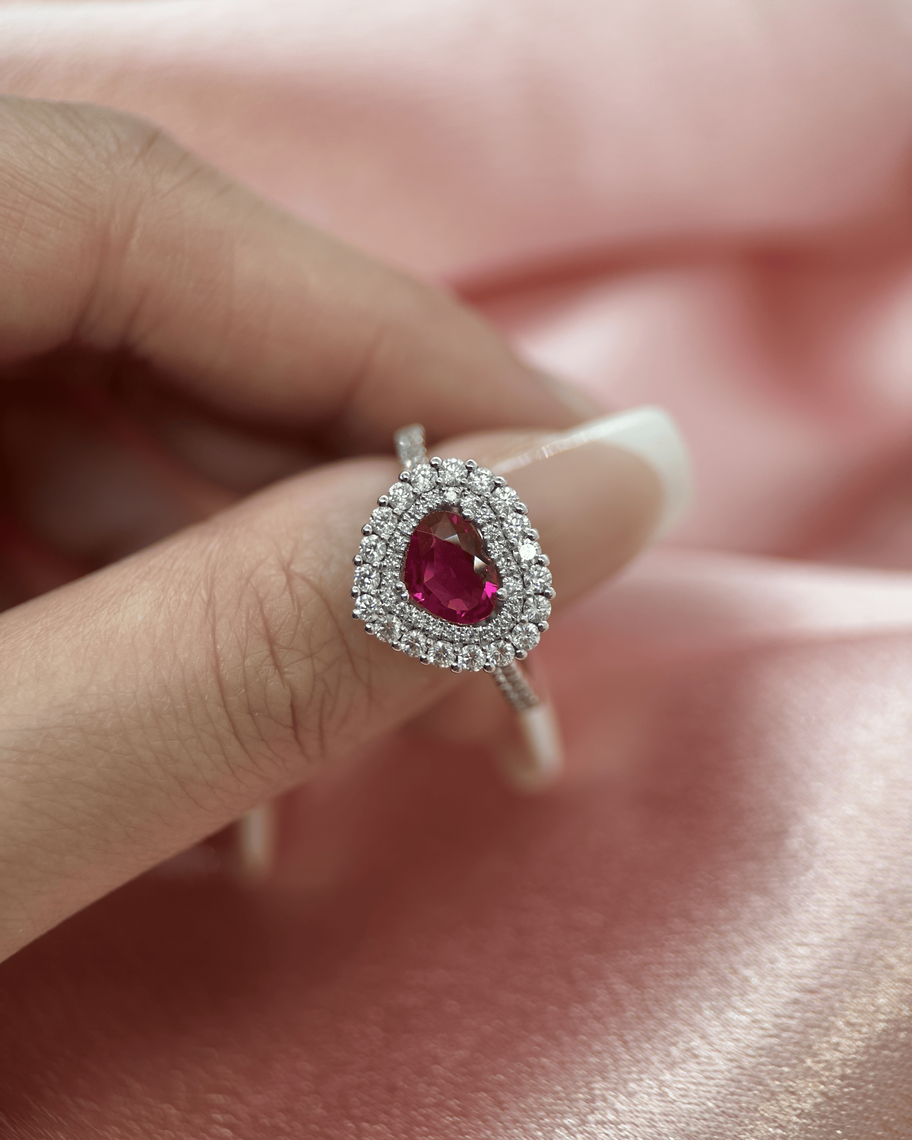 Färgstensring med Hjärtformad Burmesisk Rubin &amp; Briljanter i 18K Vitguld – 1,00 ct