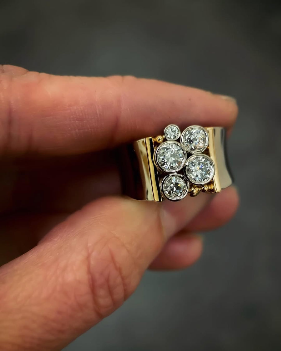 En unik ring designad och tillverkad av kundens eget guld och diamanter – en kombination av rött och vitt guld som få...