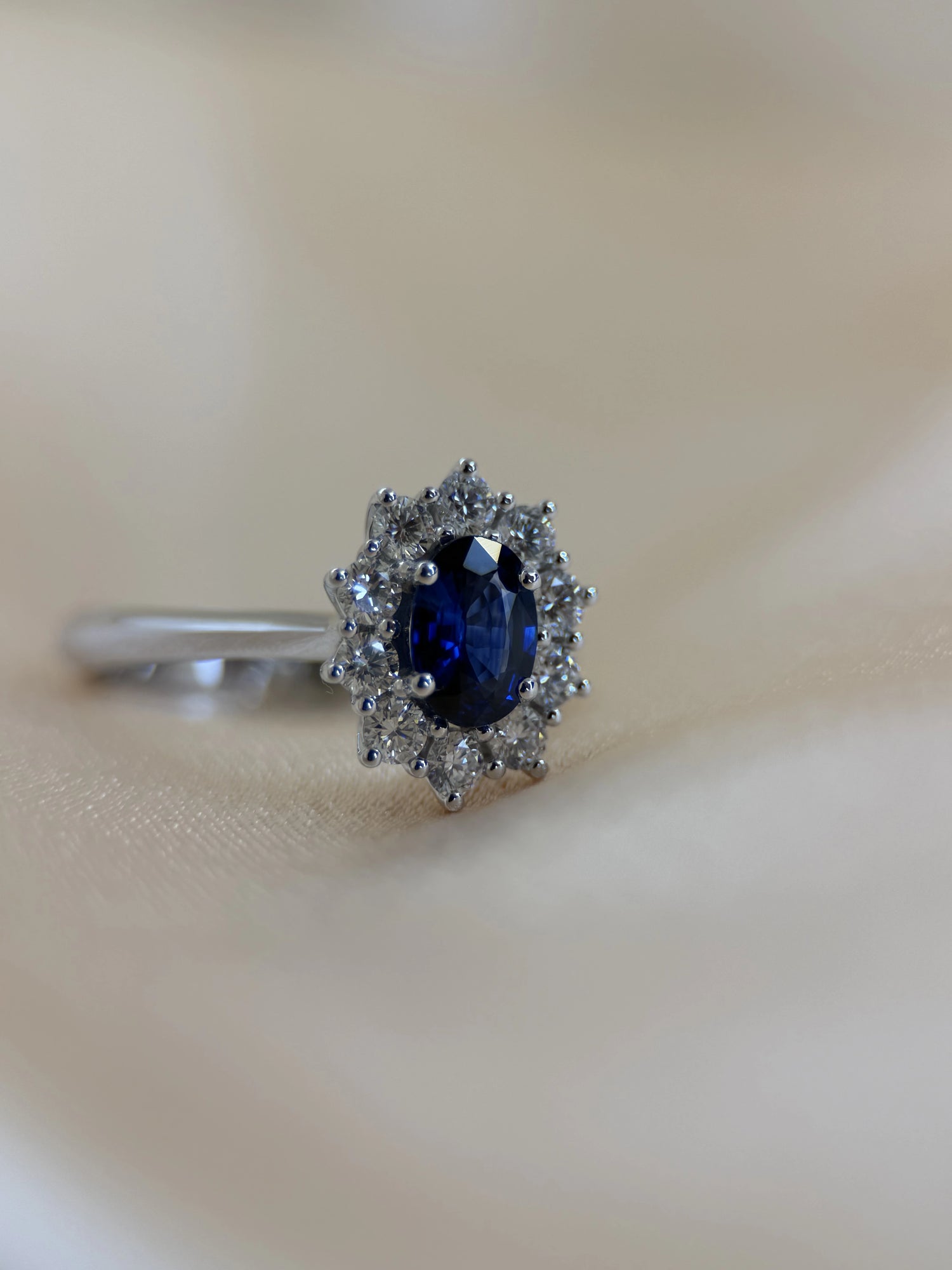 Färgstensring med Blå Safir &amp; Briljanter i 18K Vitguld – 0,84 ct