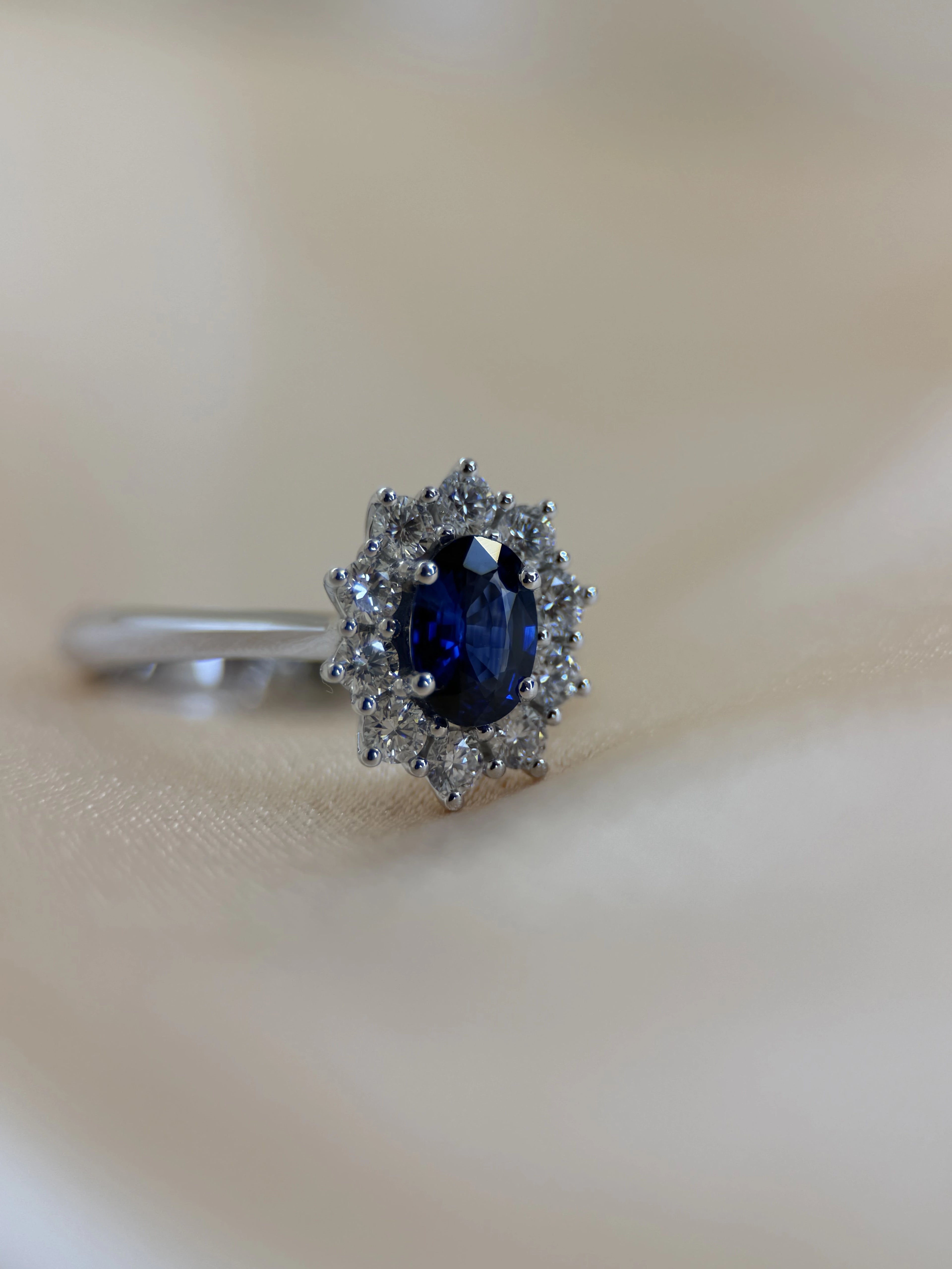 Färgstensring med Blå Safir &amp; Briljanter i 18K Vitguld – 0,84 ct