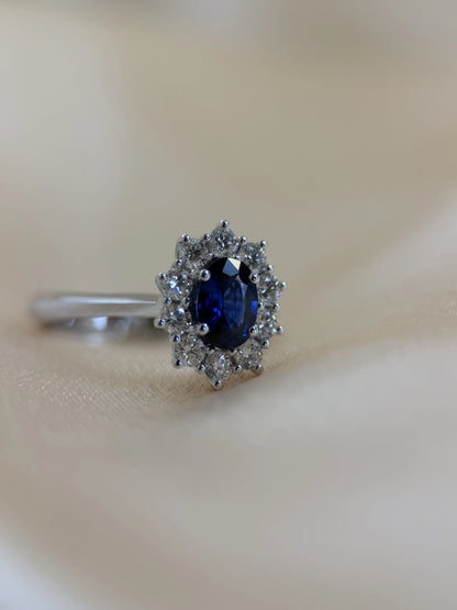 Färgstensring med Blå Safir &amp; Briljanter i 18K Vitguld – 0,84 ct