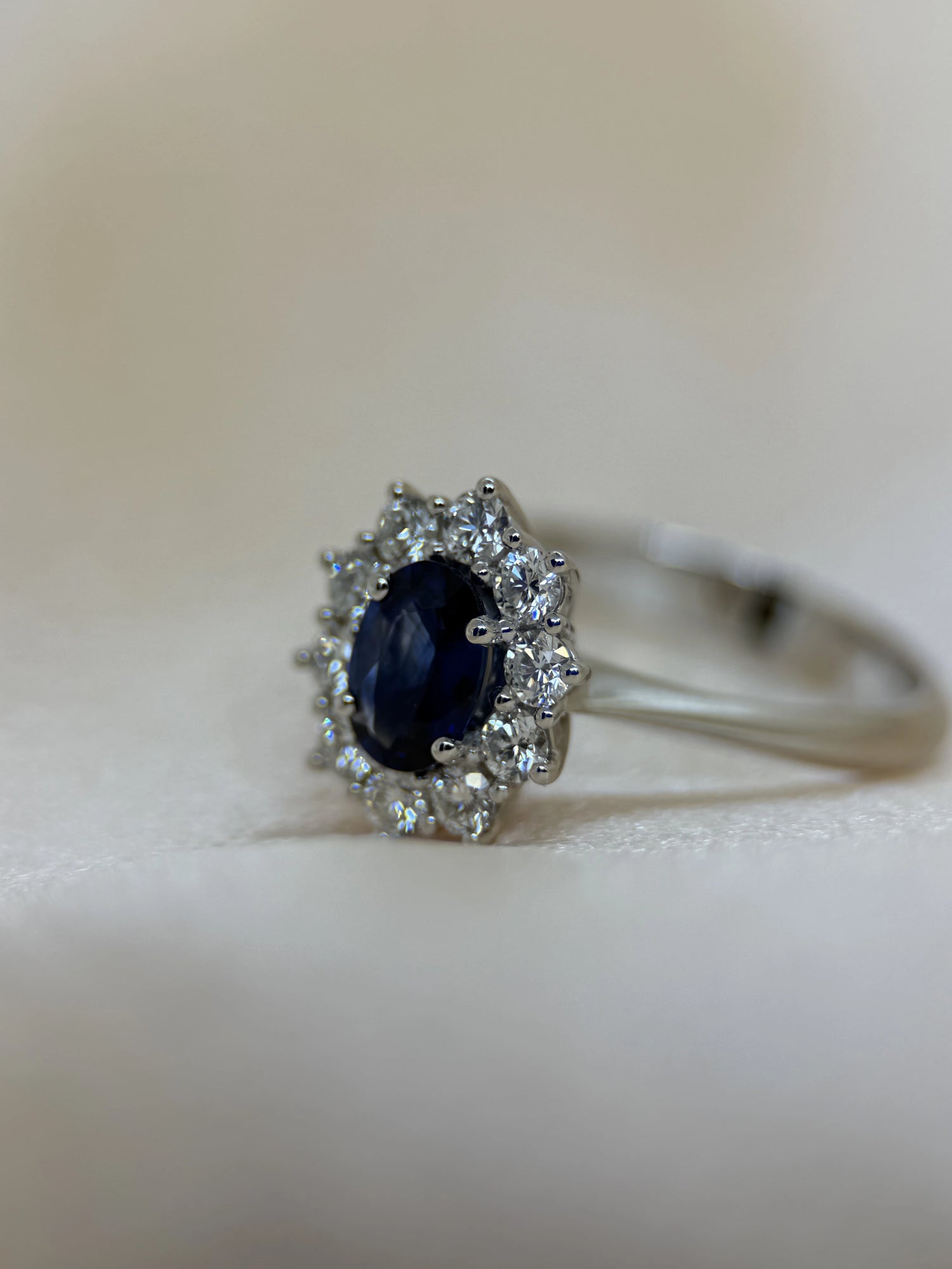 Färgstensring med Blå Safir &amp; Briljanter i 18K Vitguld – 0,84 ct
