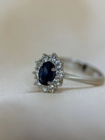 Färgstensring med Blå Safir &amp; Briljanter i 18K Vitguld – 0,84 ct
