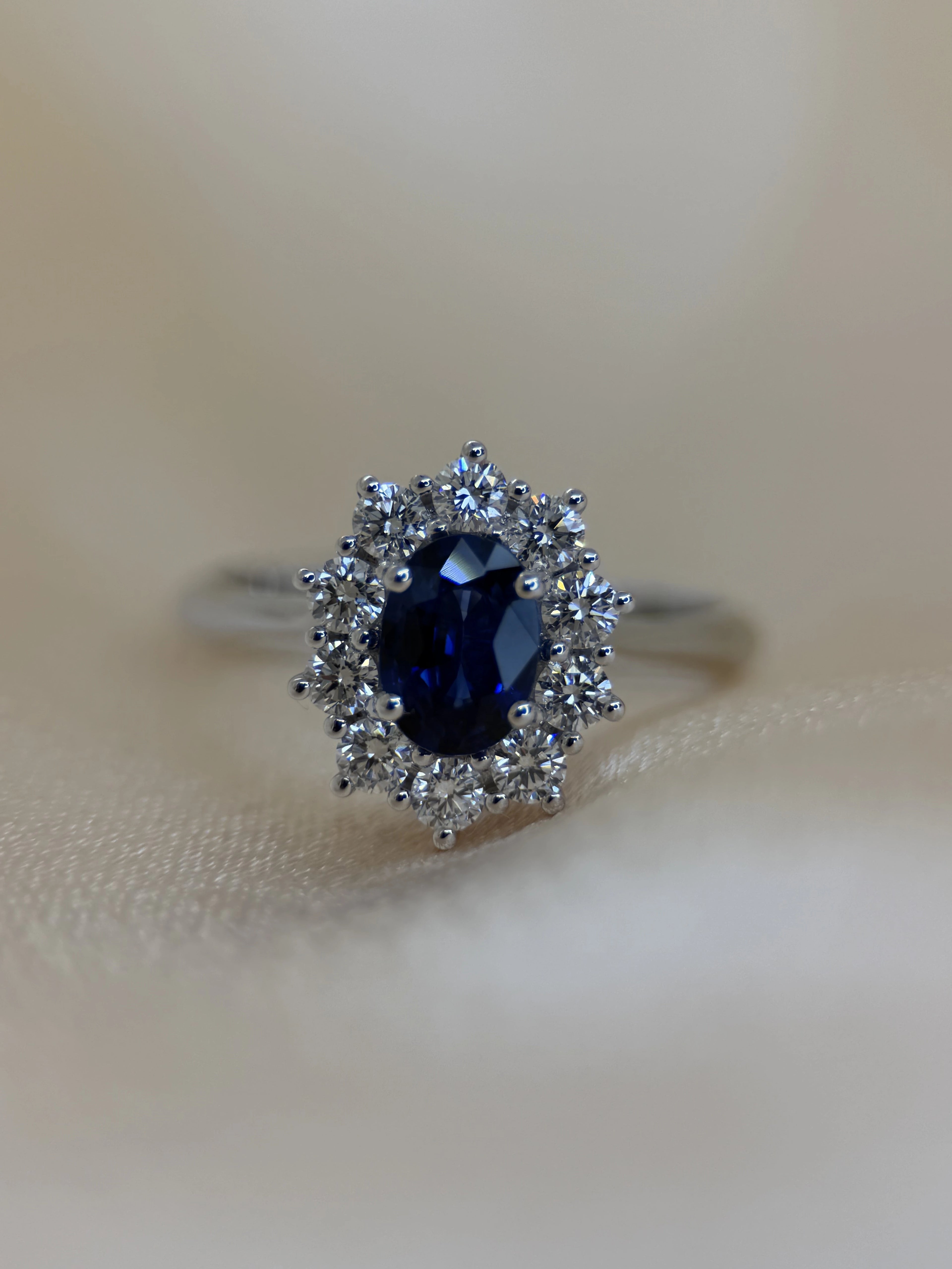 Färgstensring med Blå Safir &amp; Briljanter i 18K Vitguld – 0,84 ct
