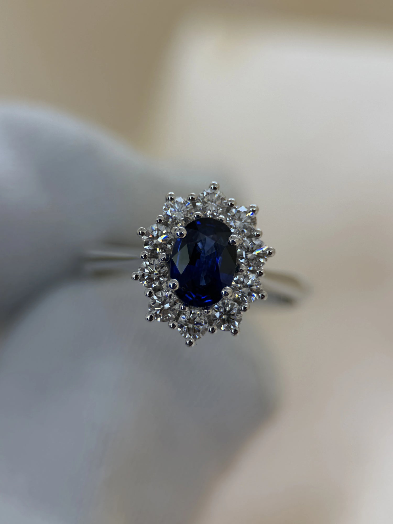 Färgstensring med Blå Safir &amp; Briljanter i 18K Vitguld – 0,84 ct