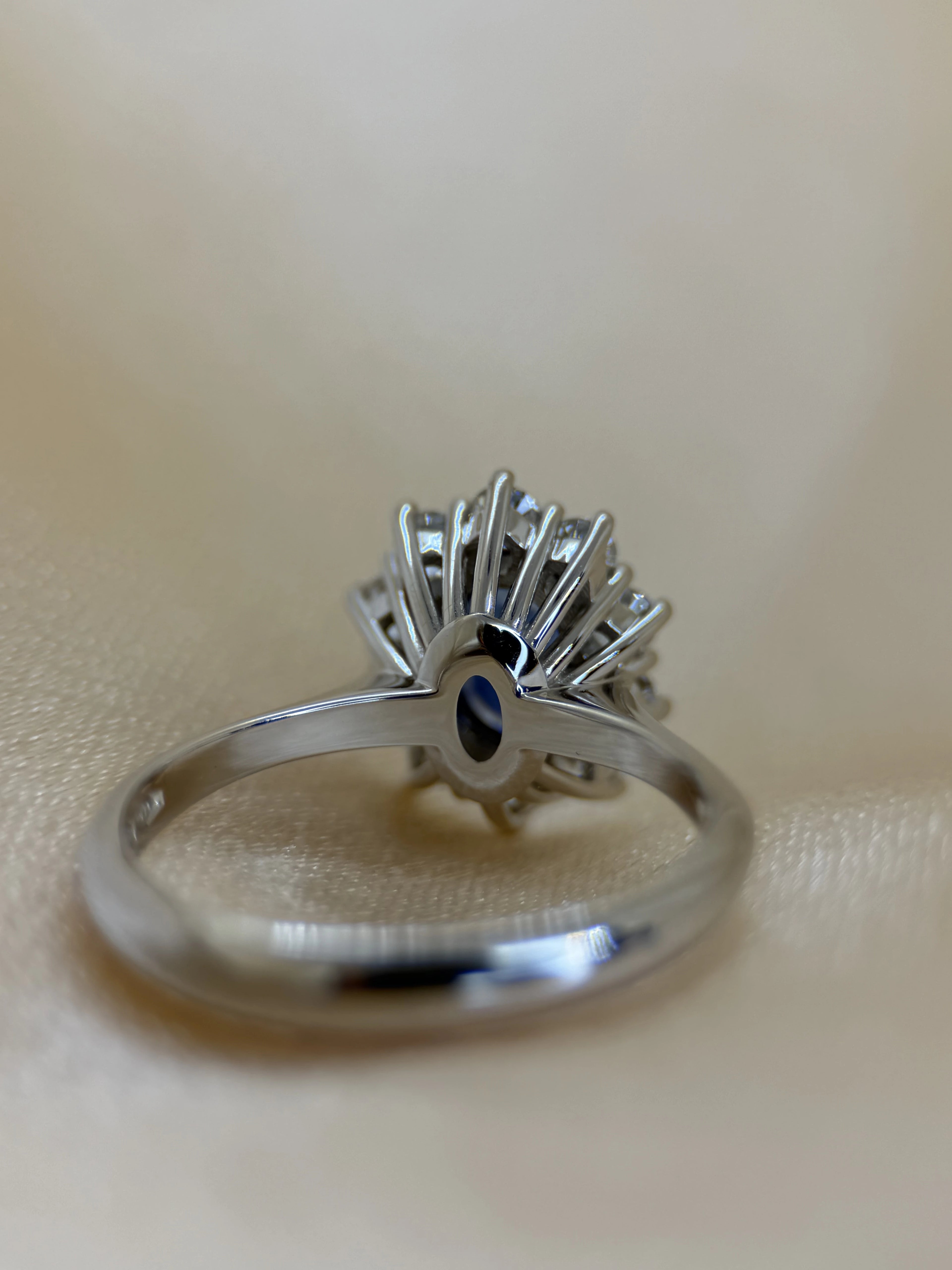 Färgstensring med Blå Safir &amp; Briljanter i 18K Vitguld – 0,84 ct