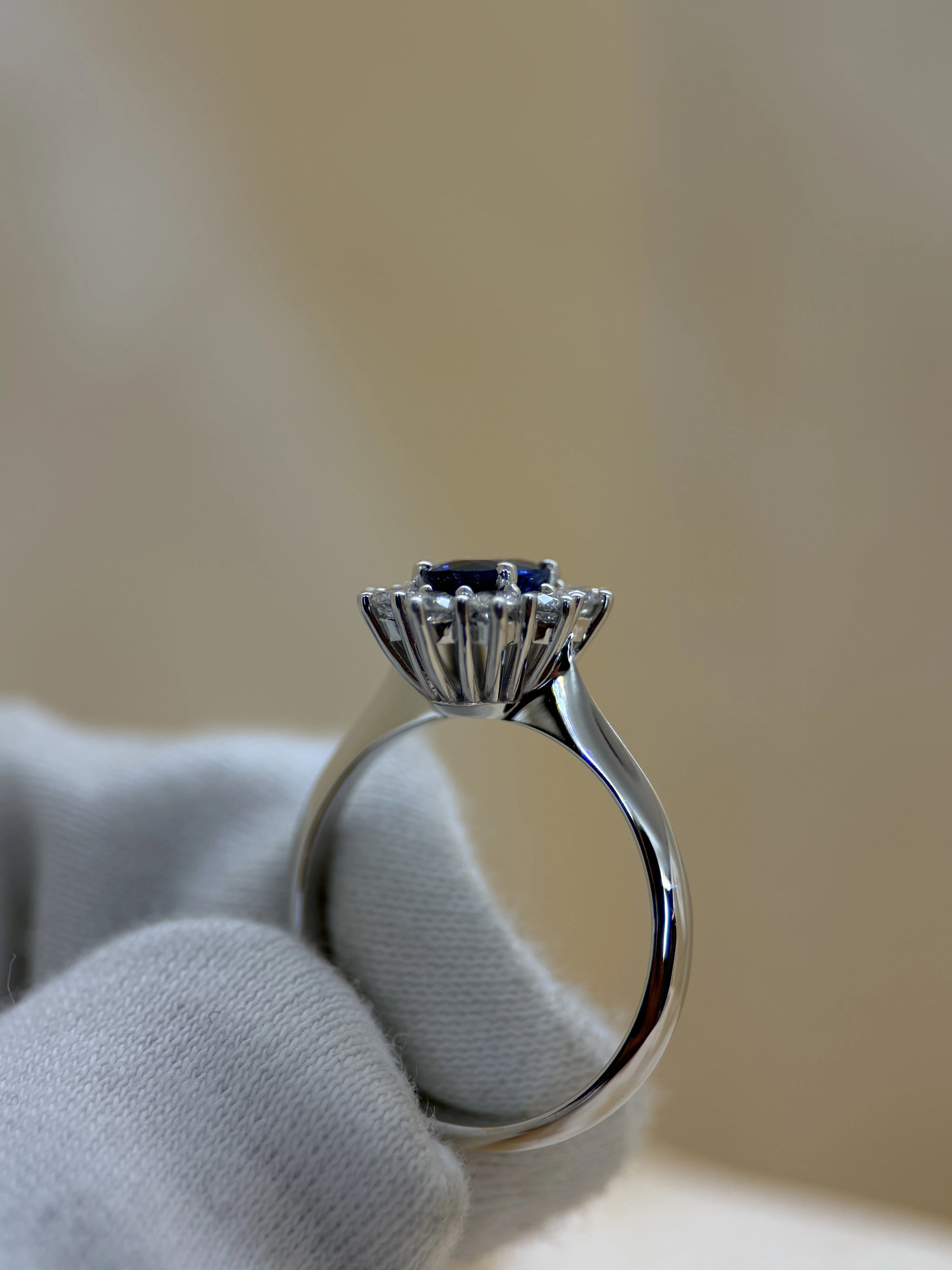 Färgstensring med Blå Safir &amp; Briljanter i 18K Vitguld – 0,84 ct
