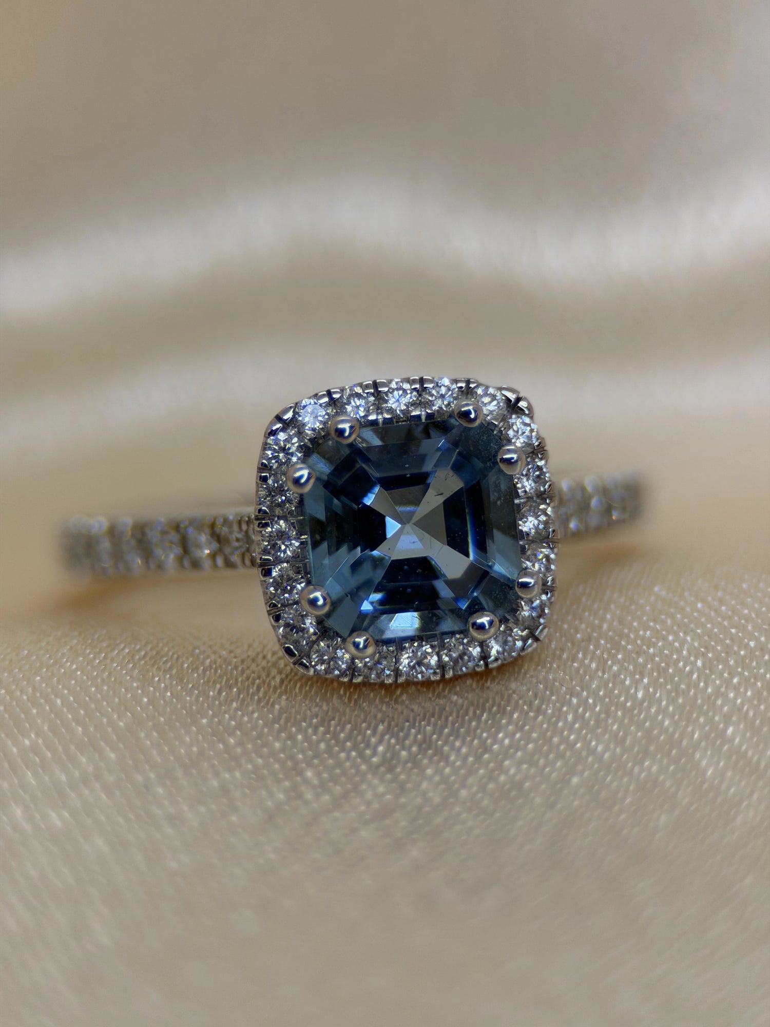 Cushion-Cut Aquamarine &amp; Diamond Halo Ring in 18K White Gold – 1.38 ct
