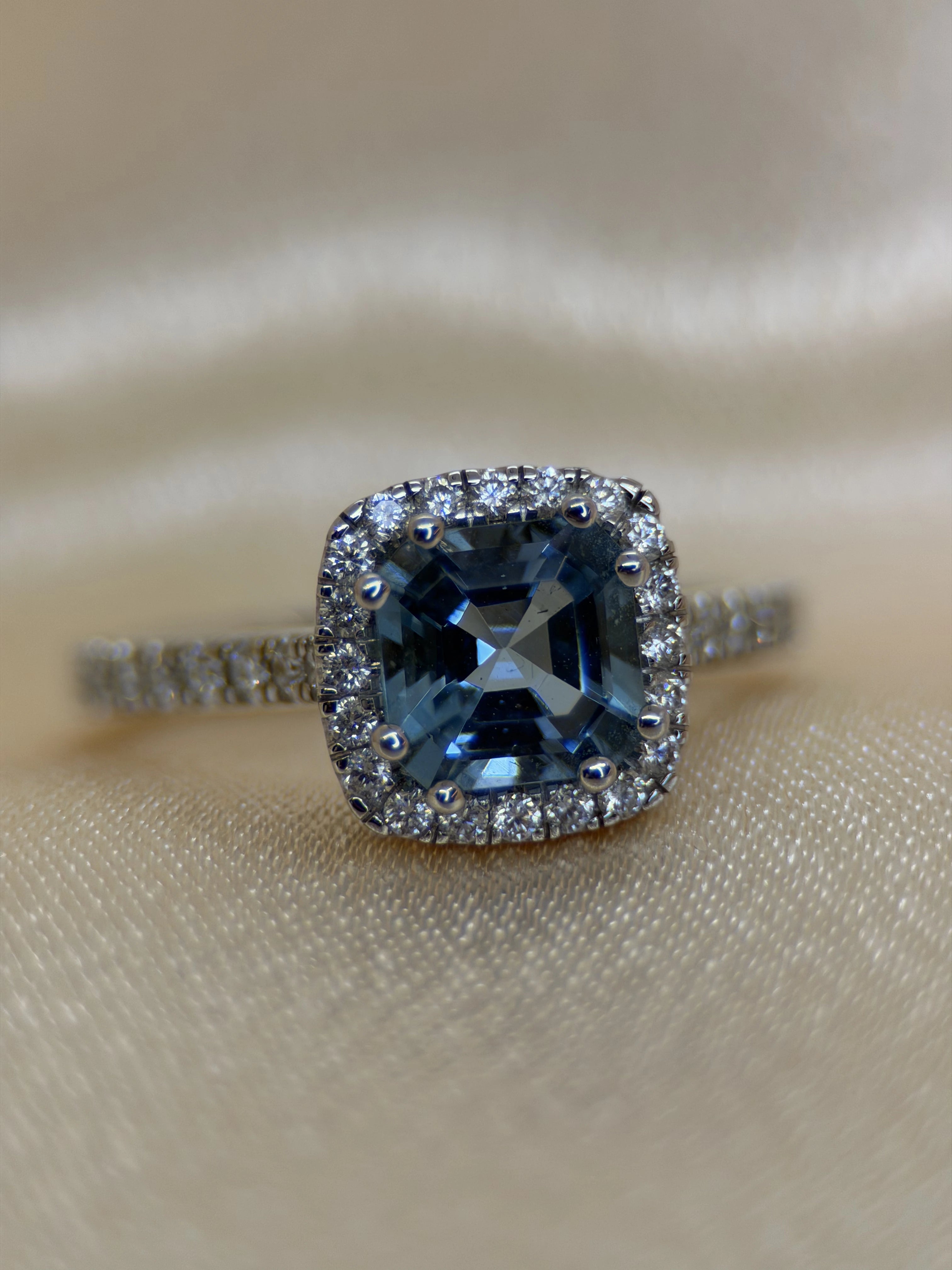 Cushion-Cut Aquamarine &amp; Diamond Halo Ring in 18K White Gold – 1.38 ct