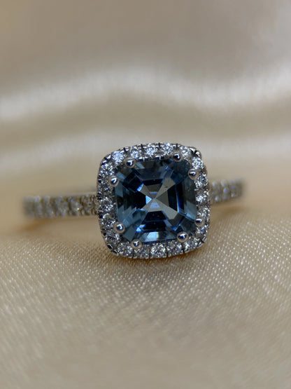 Cushion-Cut Aquamarine &amp; Diamond Halo Ring in 18K White Gold – 1.38 ct