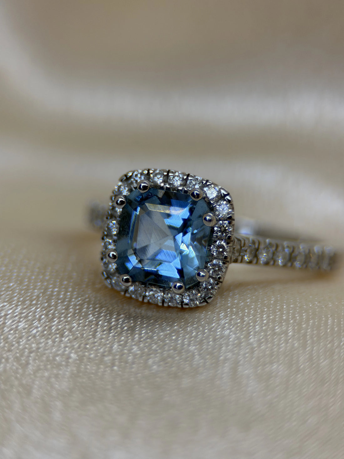 Cushion-Cut Aquamarine &amp; Diamond Halo Ring in 18K White Gold – 1.38 ct