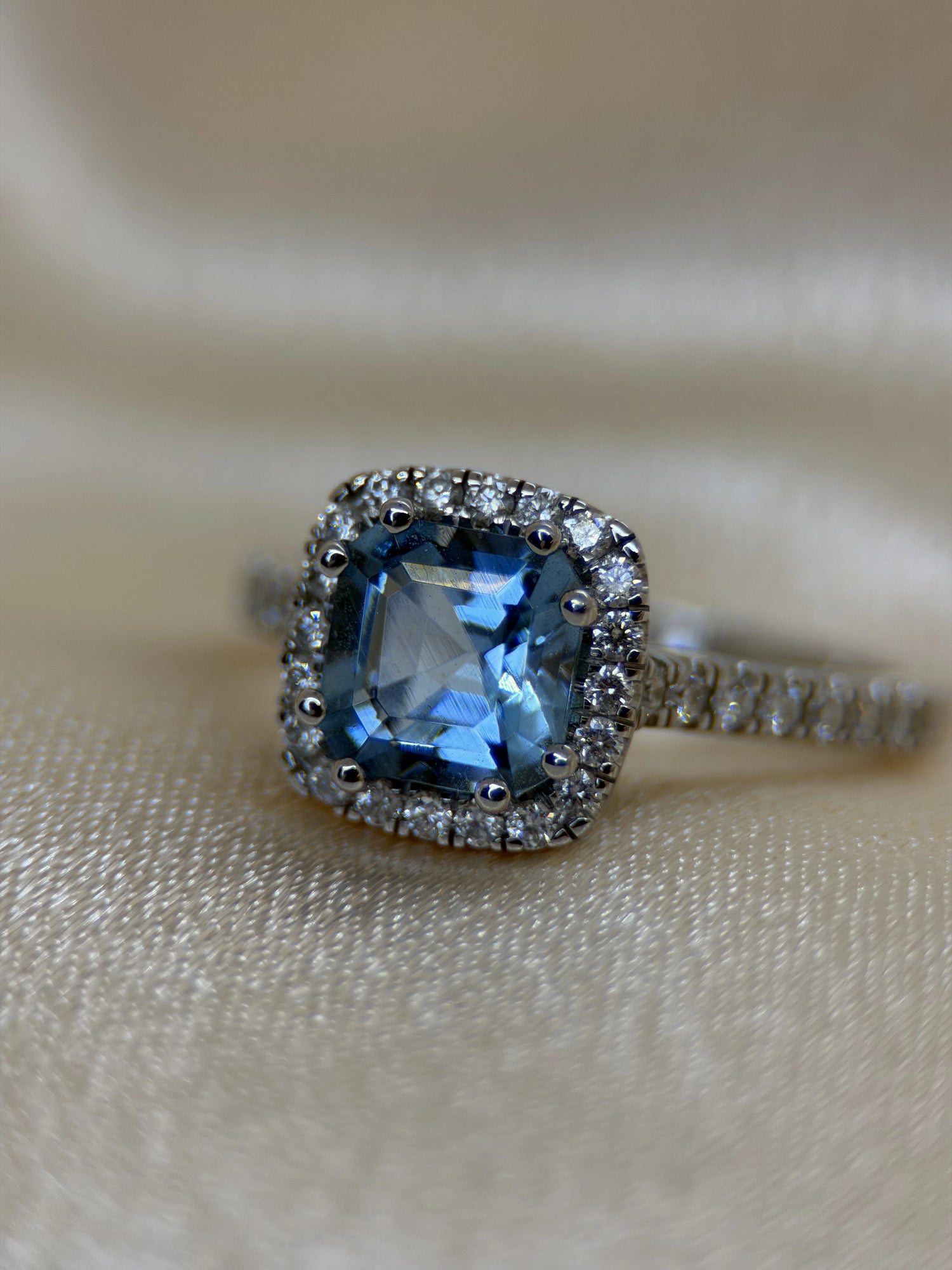 Cushion-Cut Aquamarine &amp; Diamond Halo Ring in 18K White Gold – 1.38 ct
