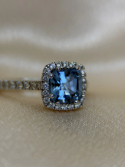 Cushion-Cut Aquamarine &amp; Diamond Halo Ring in 18K White Gold – 1.38 ct