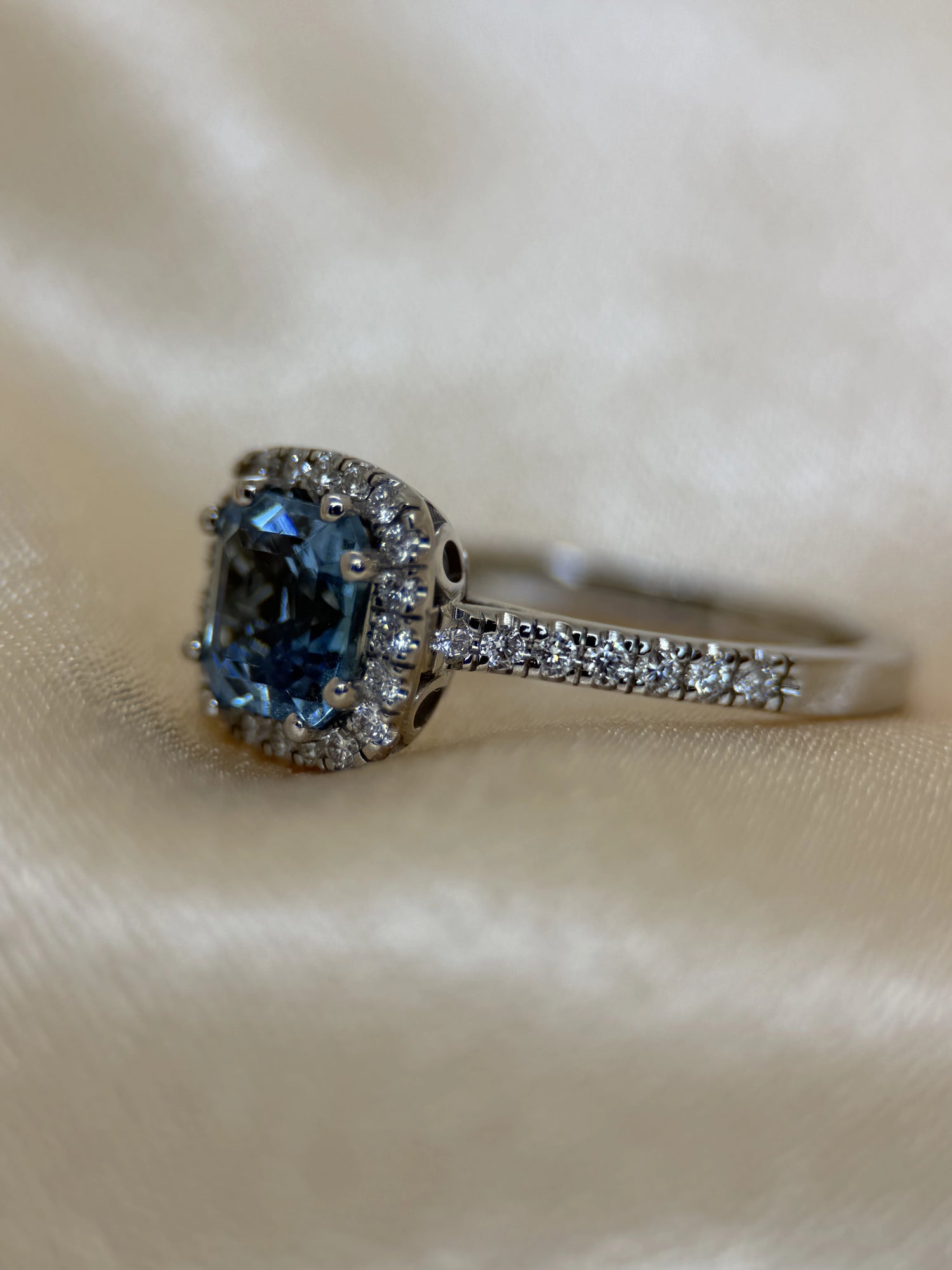 Cushion-Cut Aquamarine &amp; Diamond Halo Ring in 18K White Gold – 1.38 ct