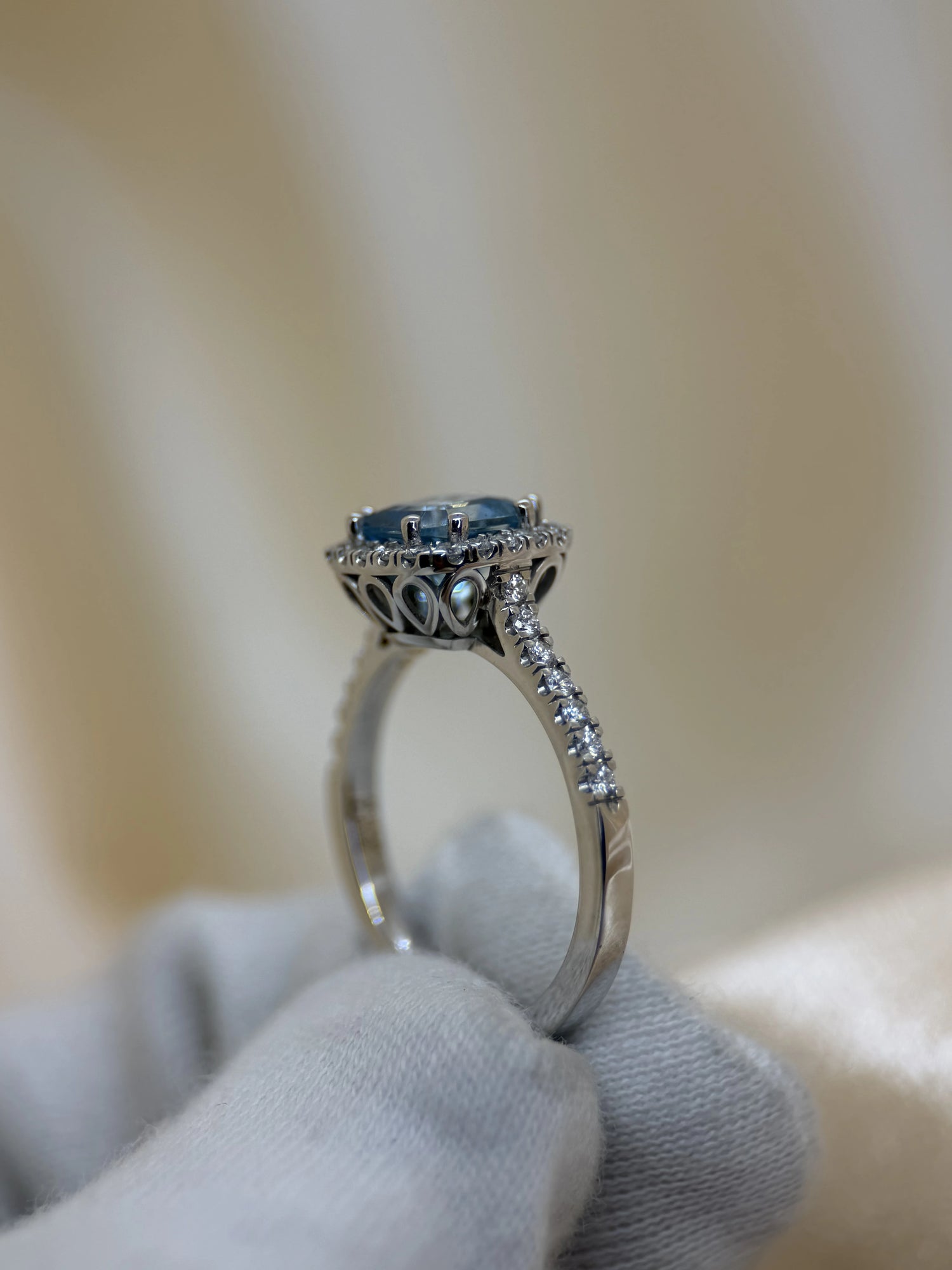 Cushion-Cut Aquamarine &amp; Diamond Halo Ring in 18K White Gold – 1.38 ct