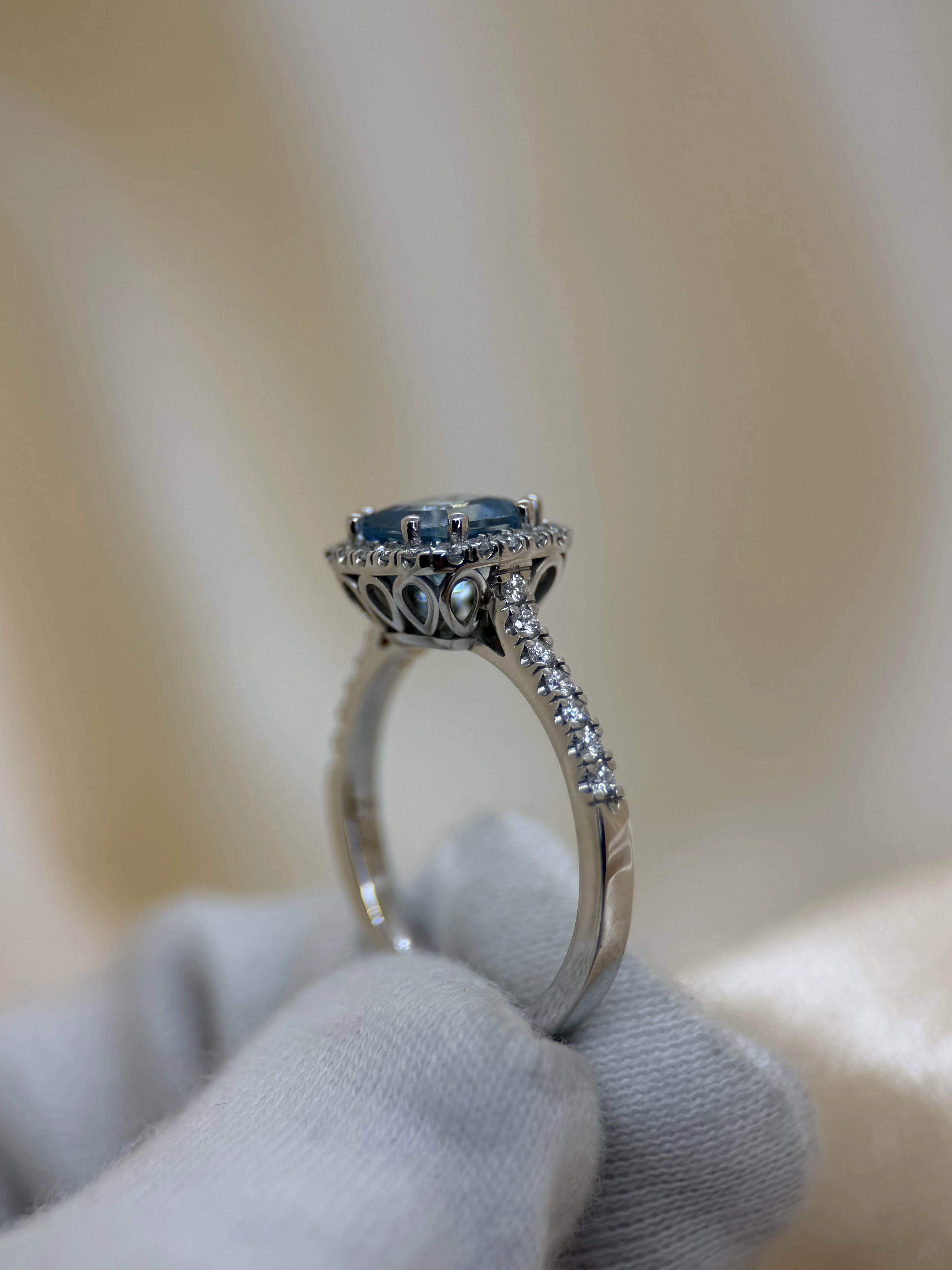 Cushion-Cut Aquamarine &amp; Diamond Halo Ring in 18K White Gold – 1.38 ct