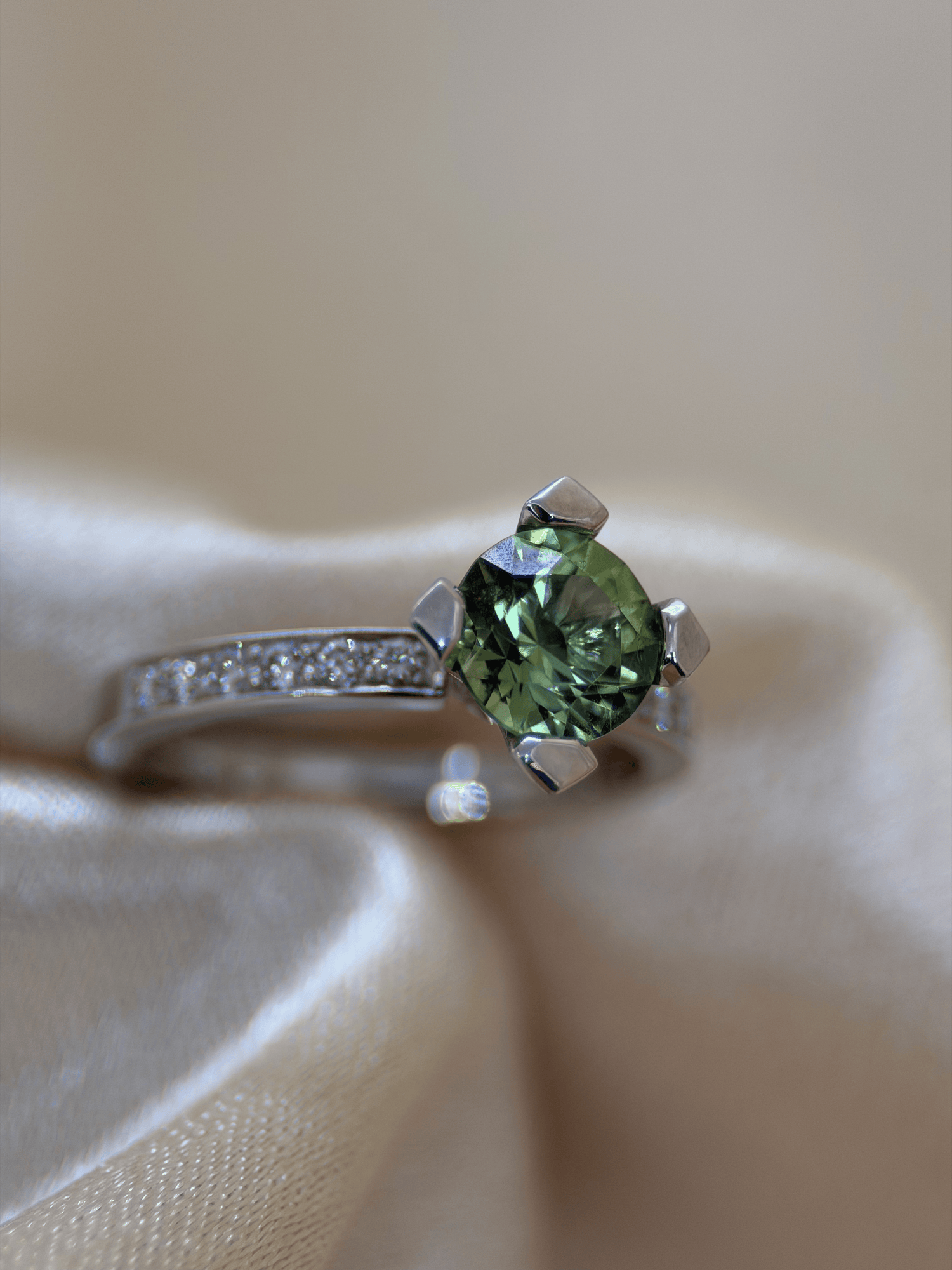 Färgstensring med Grön Turmalin &amp; Briljanter i 18K Vitguld – 1,22 ct