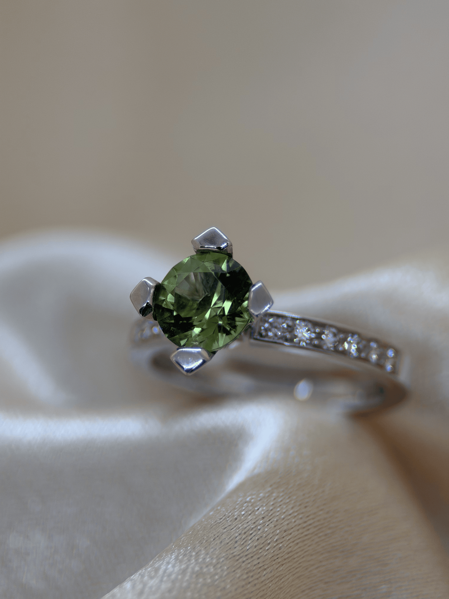 Färgstensring med Grön Turmalin &amp; Briljanter i 18K Vitguld – 1,22 ct