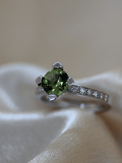 Färgstensring med Grön Turmalin &amp; Briljanter i 18K Vitguld – 1,22 ct