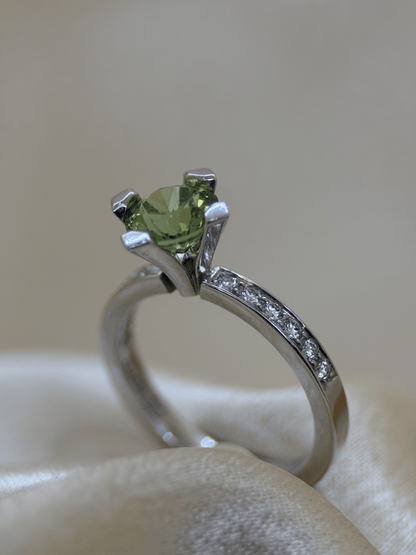 Färgstensring med Grön Turmalin &amp; Briljanter i 18K Vitguld – 1,22 ct
