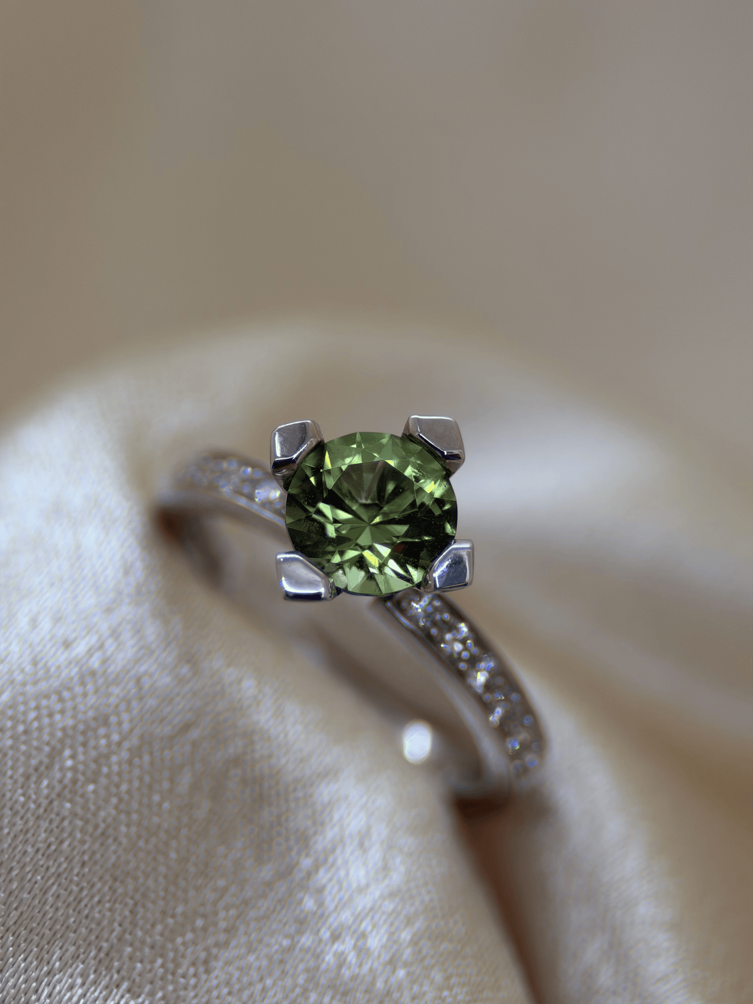 Färgstensring med Grön Turmalin &amp; Briljanter i 18K Vitguld – 1,22 ct