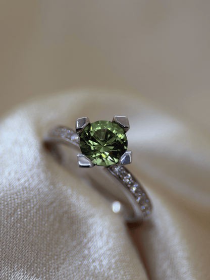 Färgstensring med Grön Turmalin &amp; Briljanter i 18K Vitguld – 1,22 ct
