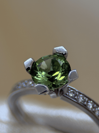 Färgstensring med Grön Turmalin &amp; Briljanter i 18K Vitguld – 1,22 ct