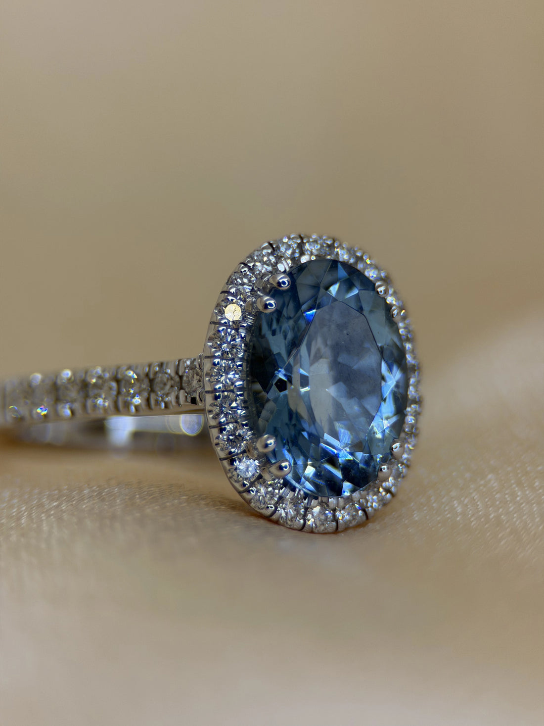 Oval Aquamarine &amp; Diamond Halo Ring in 18K White Gold – 2.70 ct