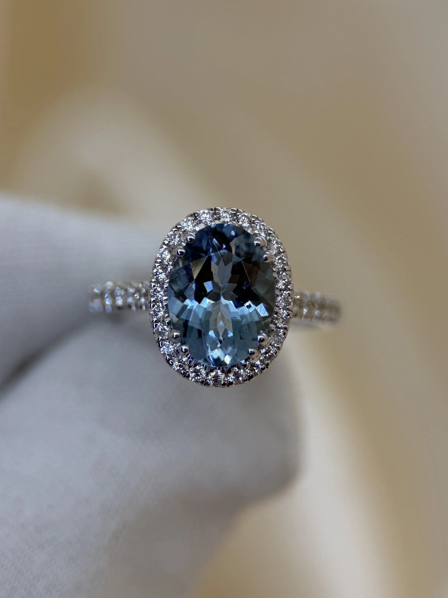 Färgstensring med Oval Akvamarin &amp; Briljanter i 18K Vitguld – 2,70 ct