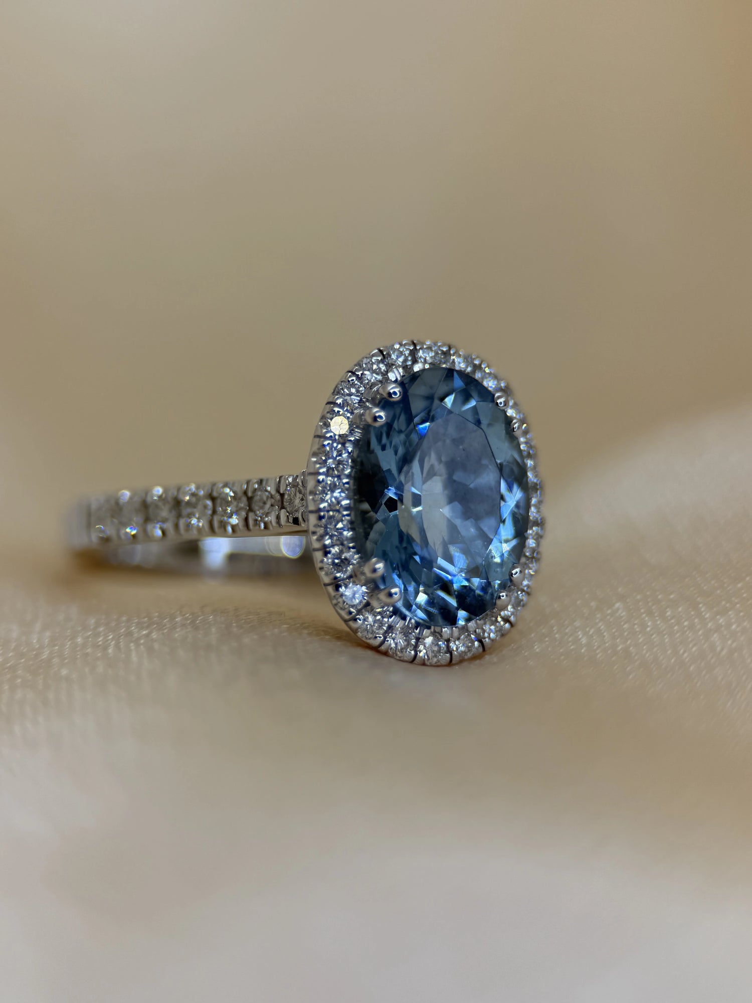 Färgstensring med Oval Akvamarin &amp; Briljanter i 18K Vitguld – 2,70 ct