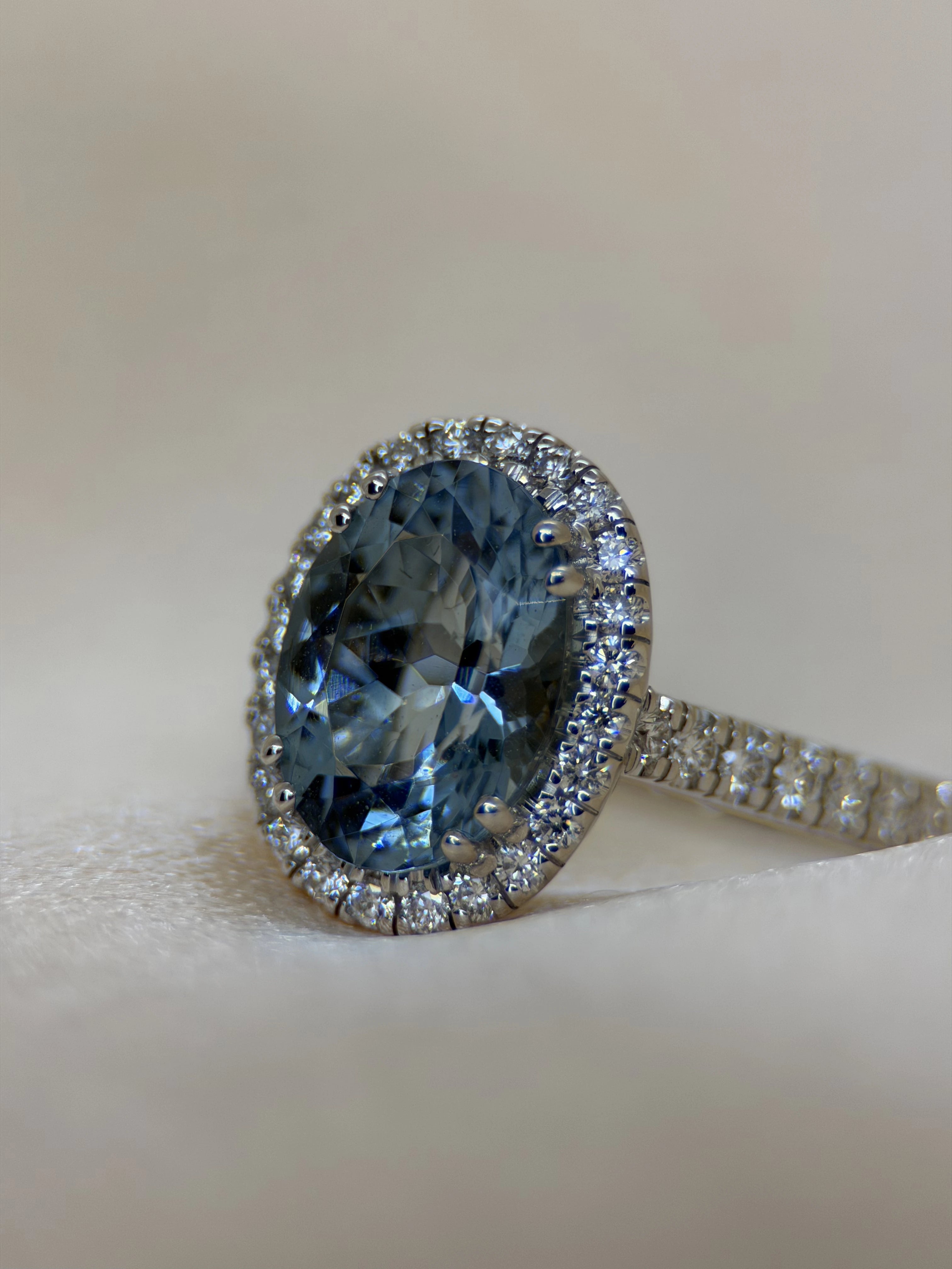 Färgstensring med Oval Akvamarin &amp; Briljanter i 18K Vitguld – 2,70 ct