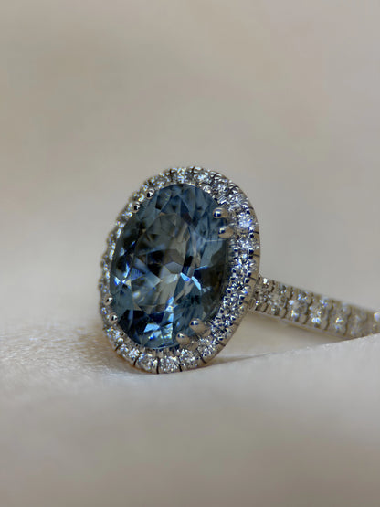 Färgstensring med Oval Akvamarin &amp; Briljanter i 18K Vitguld – 2,70 ct